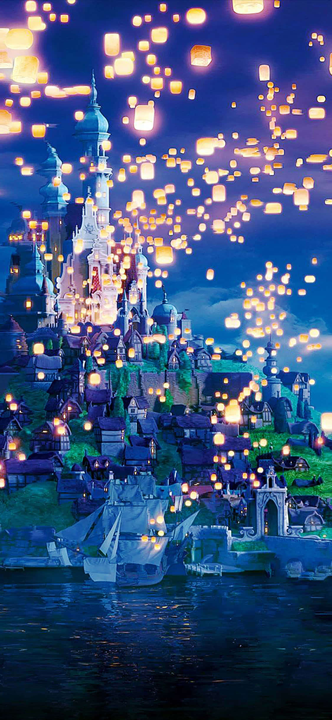 迪士尼 桌布 壁紙 — 夜晚的魔法城堡小鎮，發光的燈籠漂浮在水面和船隻上方。