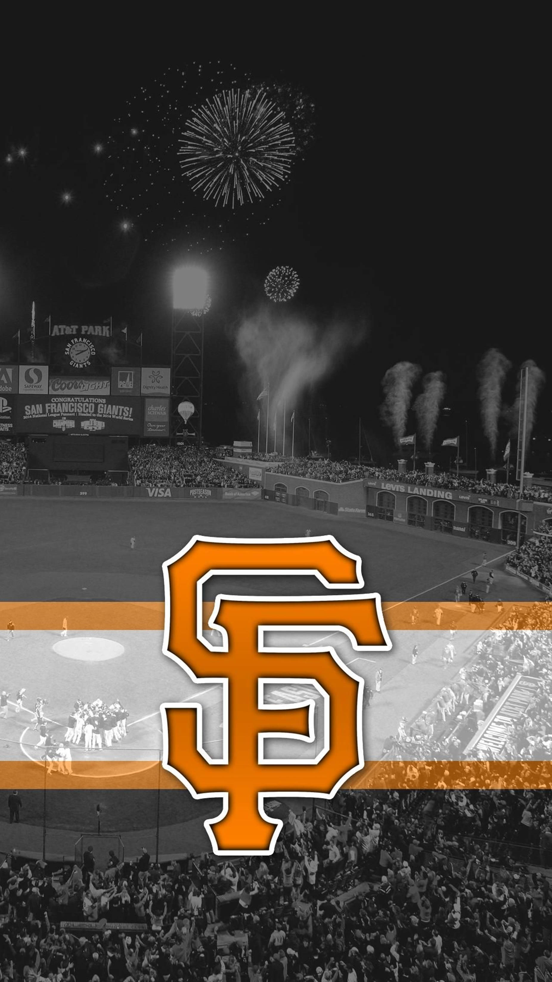 運動 桌布 壁紙 — 夜晚的黑白棒球場，上方有煙火爆炸，並疊加橙色 SF Giants 標誌。