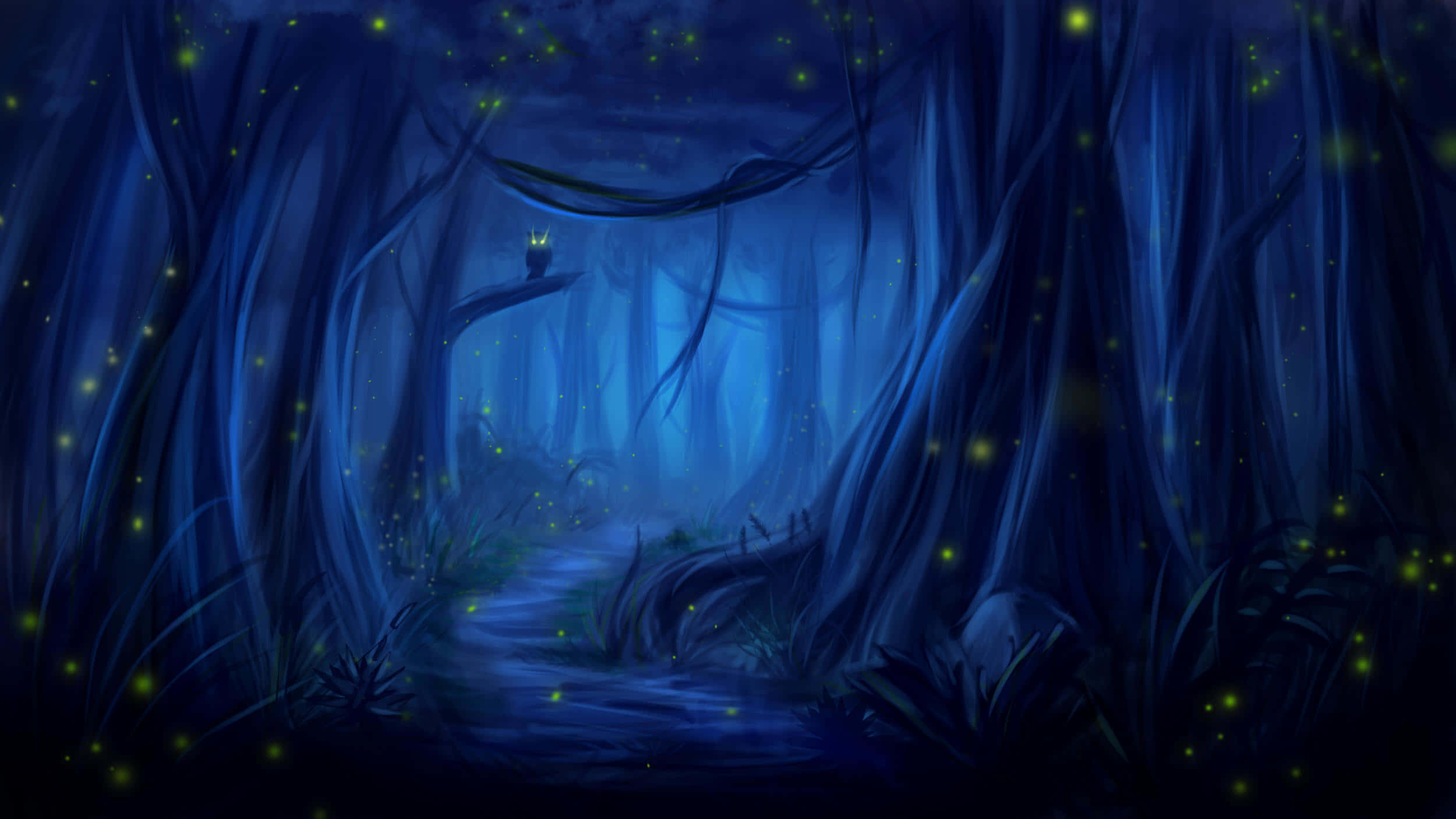 Night Forest 桌布 壁紙 — 夜晚神秘藍色森林中，發光的螢火蟲照亮了高聳樹木下的蜿蜒小徑。