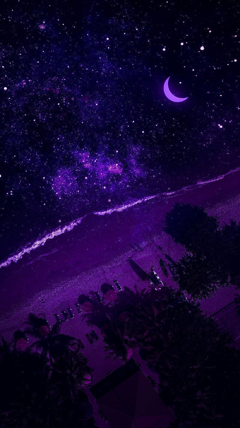 黑紫美學 桌布 壁紙 — 夜晚紫色調的海灘，星空下有一彎新月和發光的海浪。
