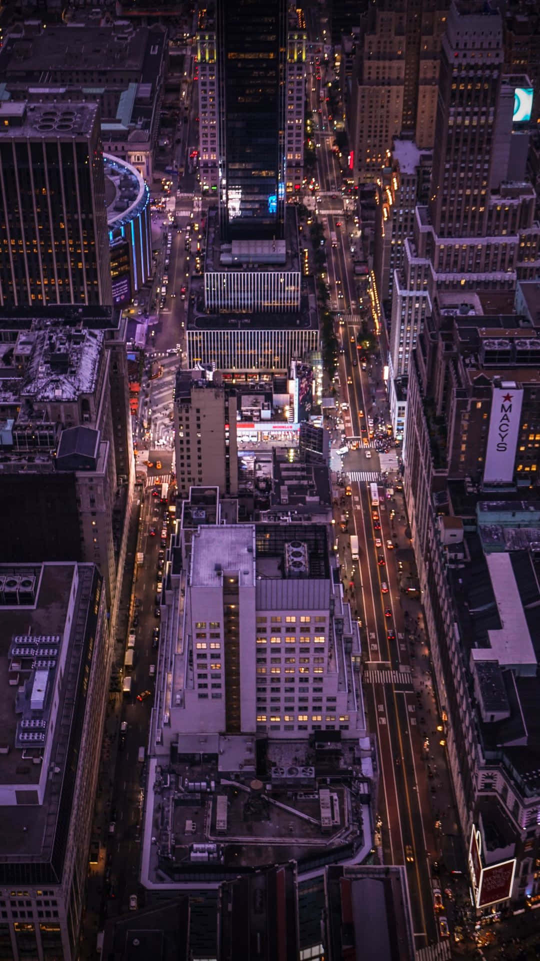 iPhone Xs New York 桌布 壁紙 — 夜晚繁忙城市的鳥瞰圖，閃爍的街燈和高聳的摩天大樓。