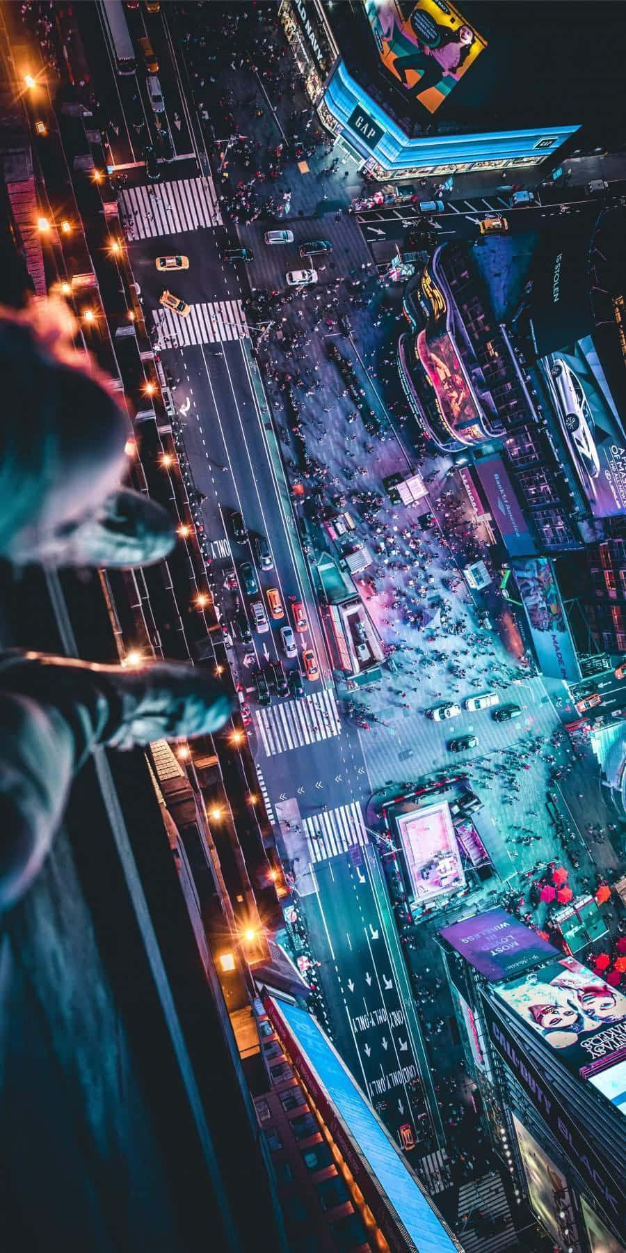 Rooftop 桌布 壁紙 — 夜晚繁忙的霓虹燈城市交叉口的鳥瞰圖，下方有發光的廣告牌和擁擠的街道。