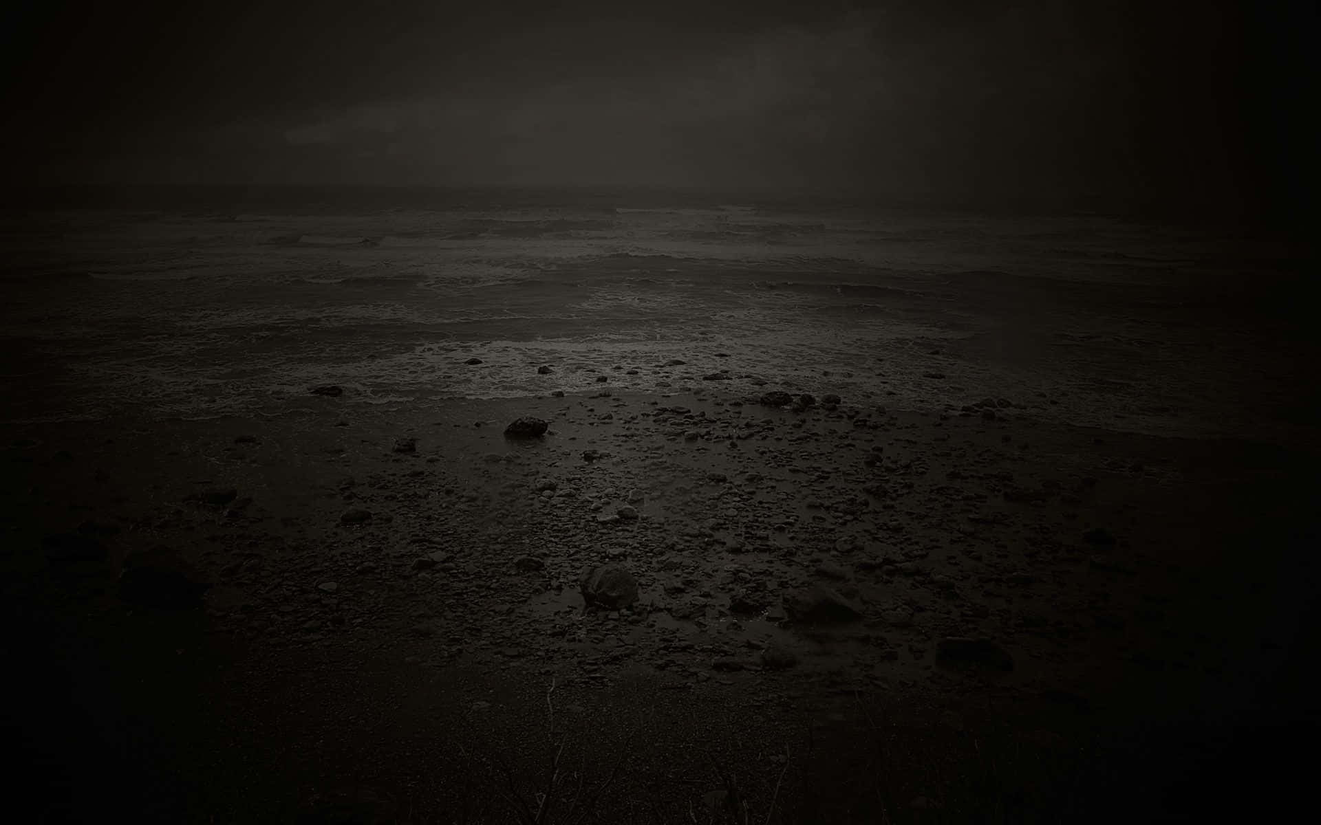 Depressing 桌布 壁紙 — 夜晚荒涼的黑暗海灘，濕沙岩石，濃雲下霧氣瀰漫的地平線。