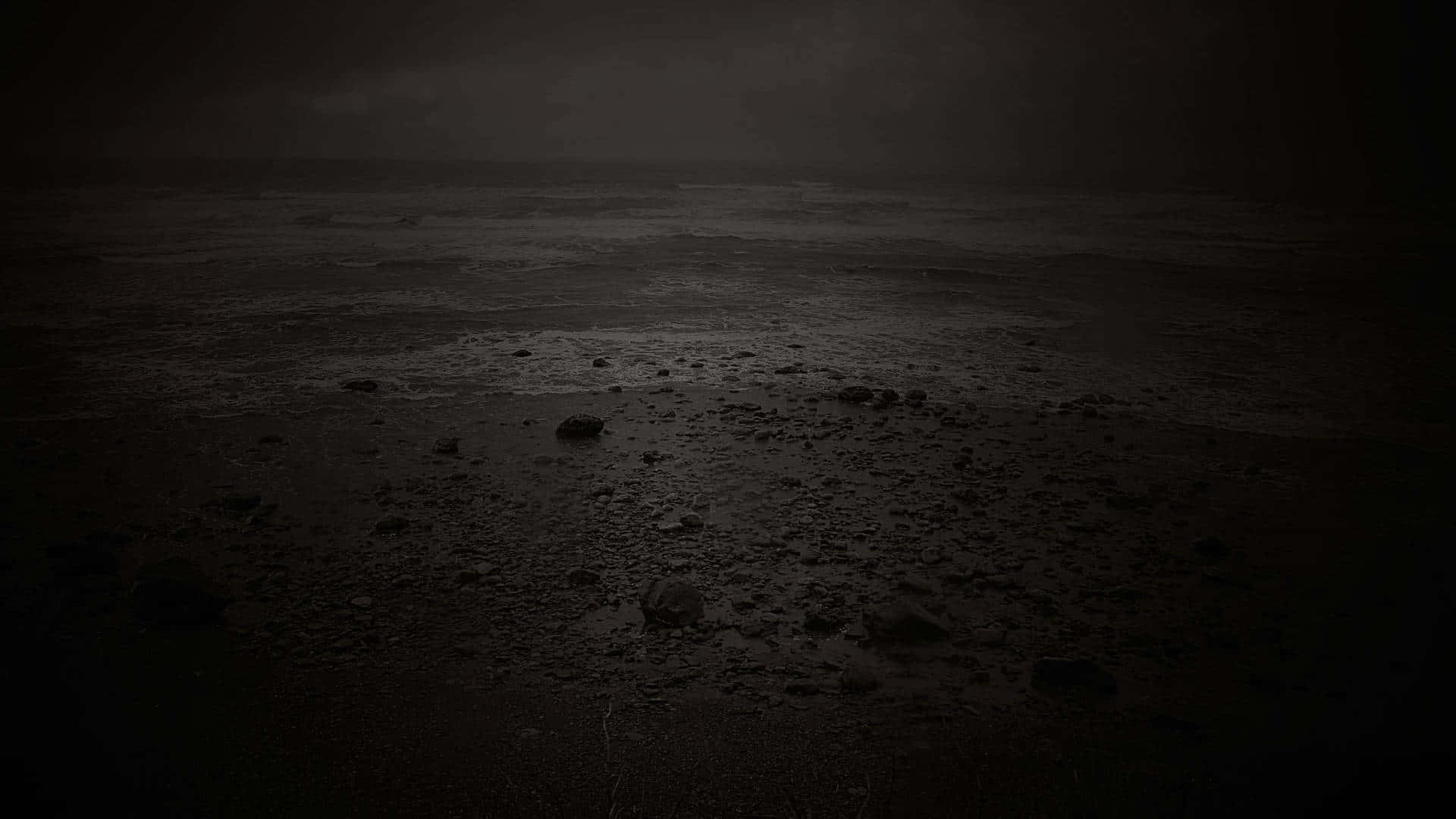 Sad Tumblr 桌布 壁紙 — 夜晚荒涼陰暗的海灘，波浪拍打岩石，天空陰沉。