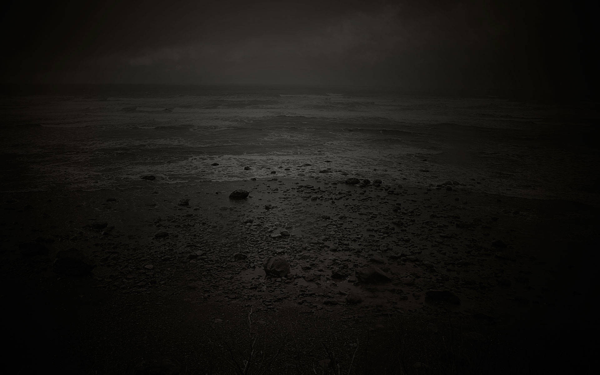 Depressing 桌布 壁紙 — 夜晚荒涼陰暗的海灘，濕沙、岩石和幾乎沒有月光照亮的暴風雨天空。