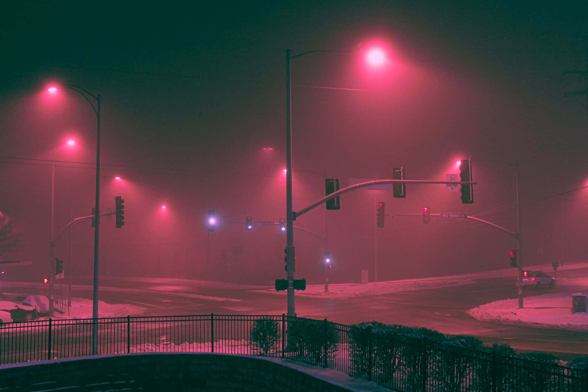 Street Light 桌布 壁紙 — 夜晚被濃霧中詭異的紅色街燈籠罩的積雪城市十字路口。