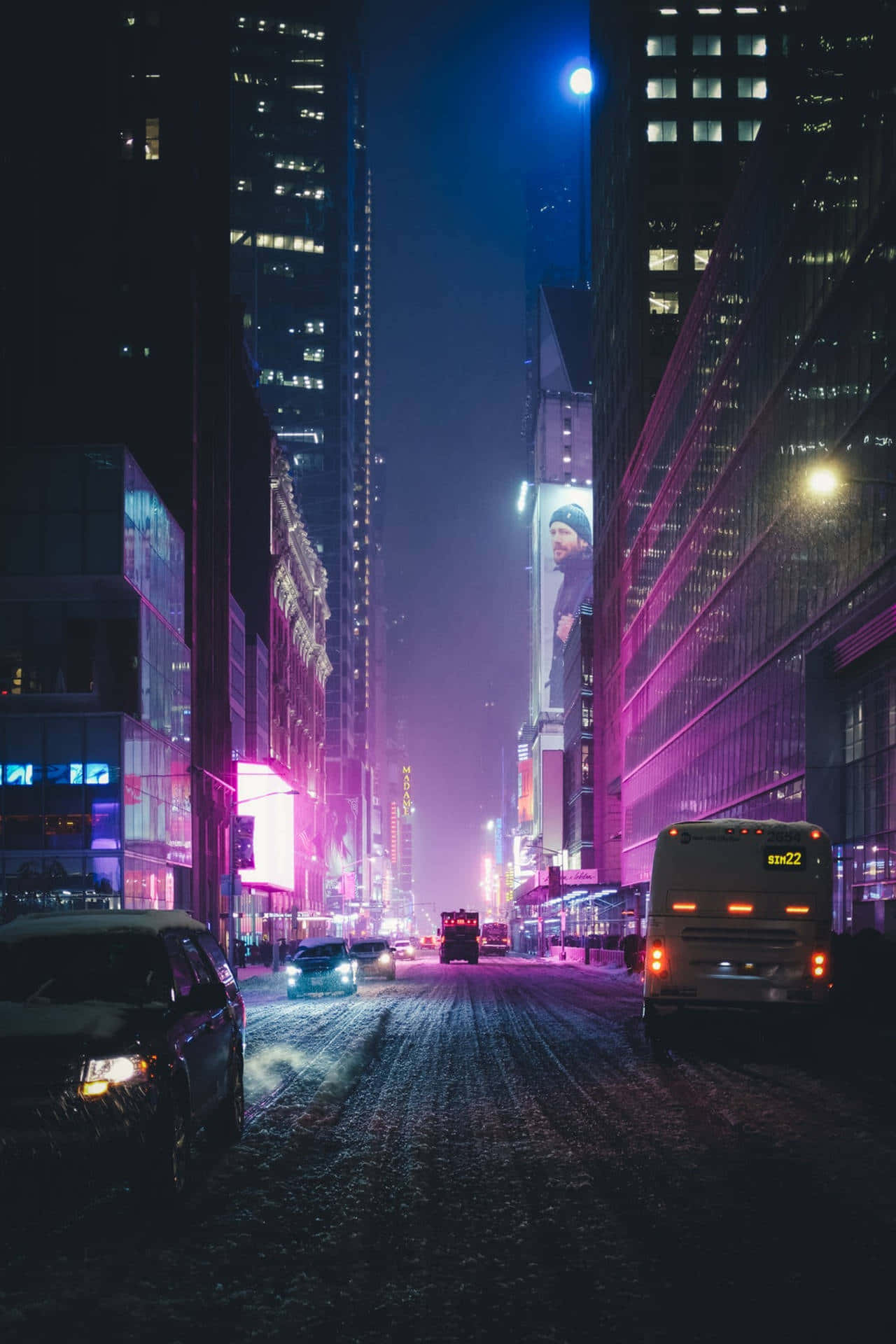 Lo Fi Anime Chill 桌布 壁紙 — 夜晚被白雪覆蓋的城市街道，被鮮豔的粉紅色和藍色霓虹燈招牌及發光的建築窗戶照亮。
