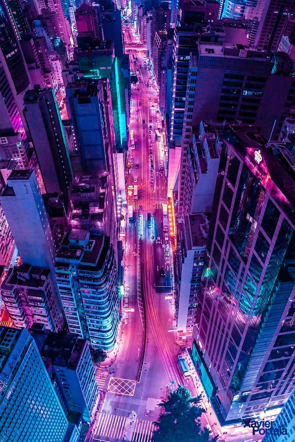 復古美學 桌布 壁紙 — 夜晚被霓虹燈淹沒的城市街道的鳥瞰圖，高聳的摩天大樓散發出電光紫色和藍色的色調。