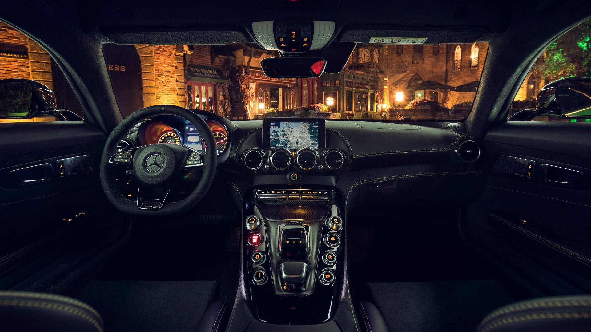 Mercedes Benz 桌布 壁紙 — 夜晚豪華車內，溫暖的城市燈光透過擋風玻璃閃爍。
