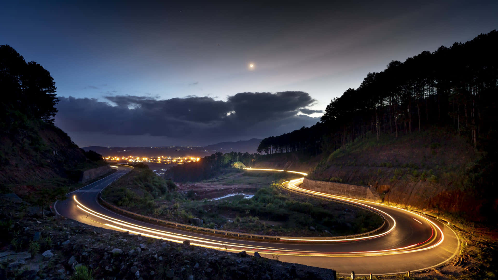 夜晚道路上流光溢彩的光軌 壁紙