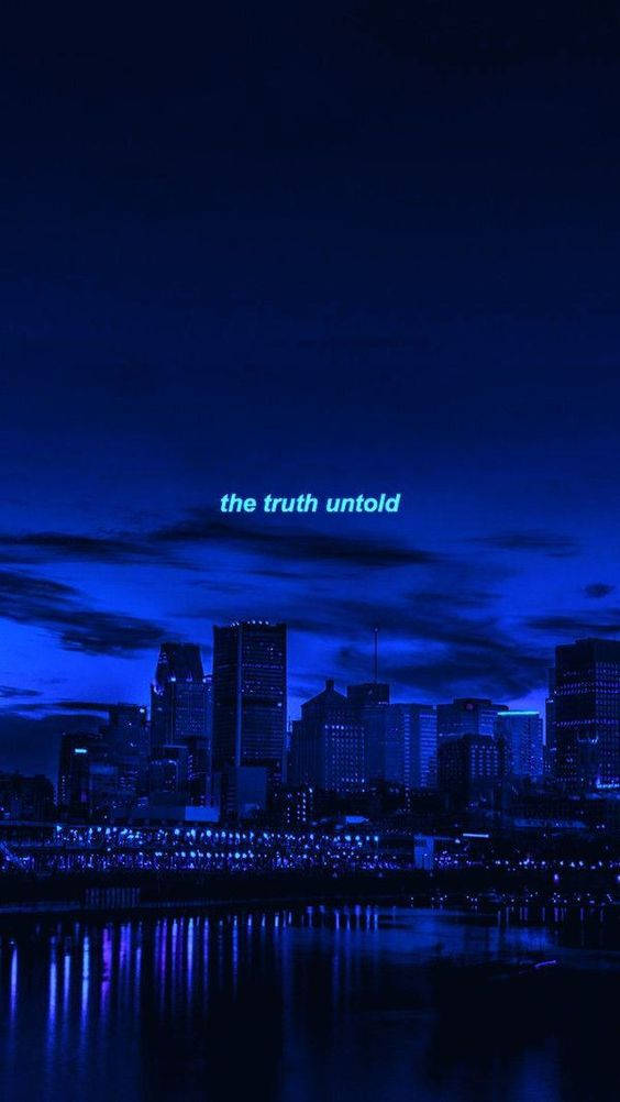 dark blue aesthetic tumblr 桌布 壁紙 — 夜晚陰鬱的城市天際線沐浴在深藍色燈光中，水面上有發光的倒影和文字疊加。