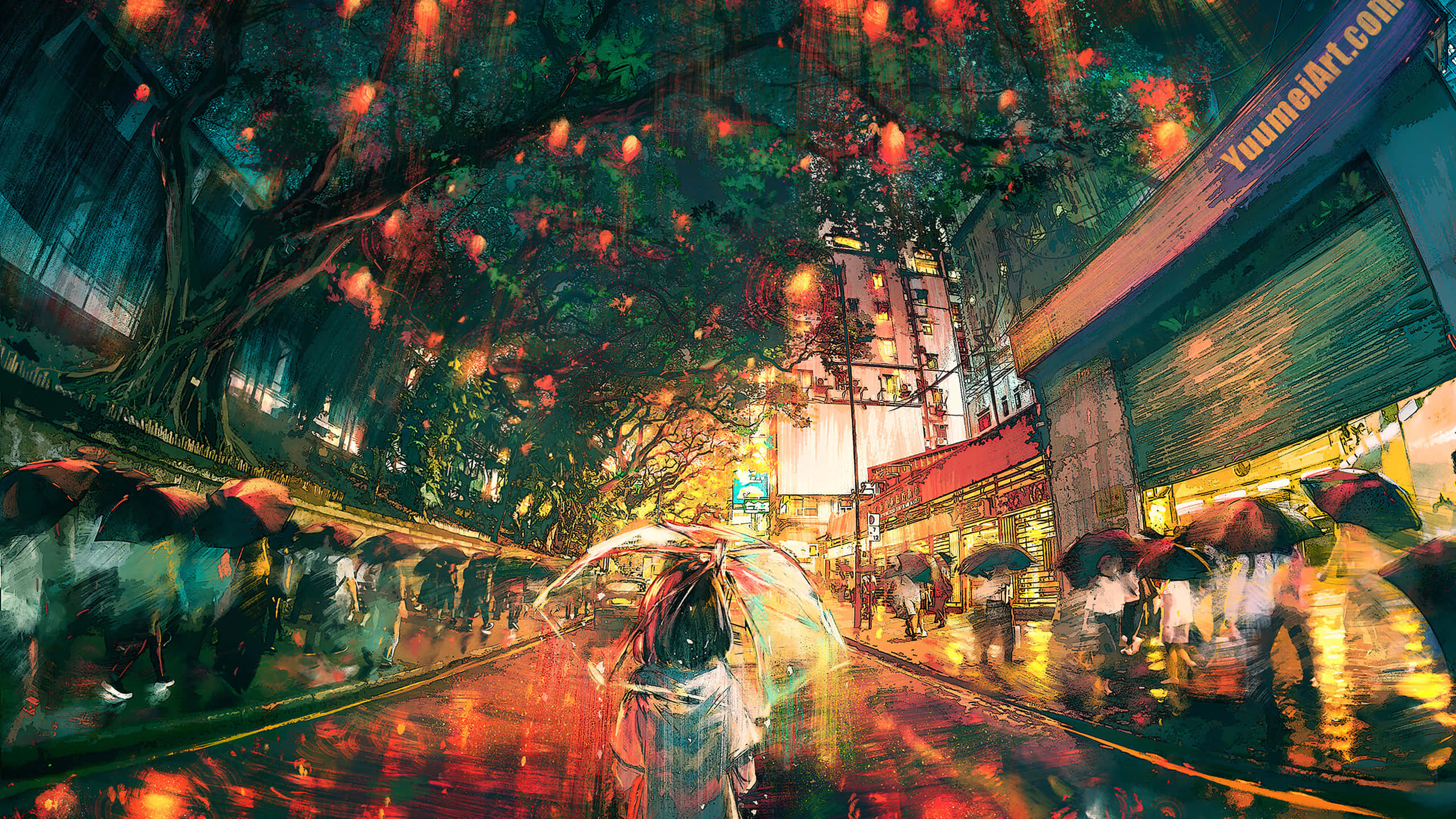 Travelling 桌布 壁紙 — 夜晚雨中的城市街道，樹上掛著發光的燈籠，人們在溫暖的路燈下撐著雨傘。