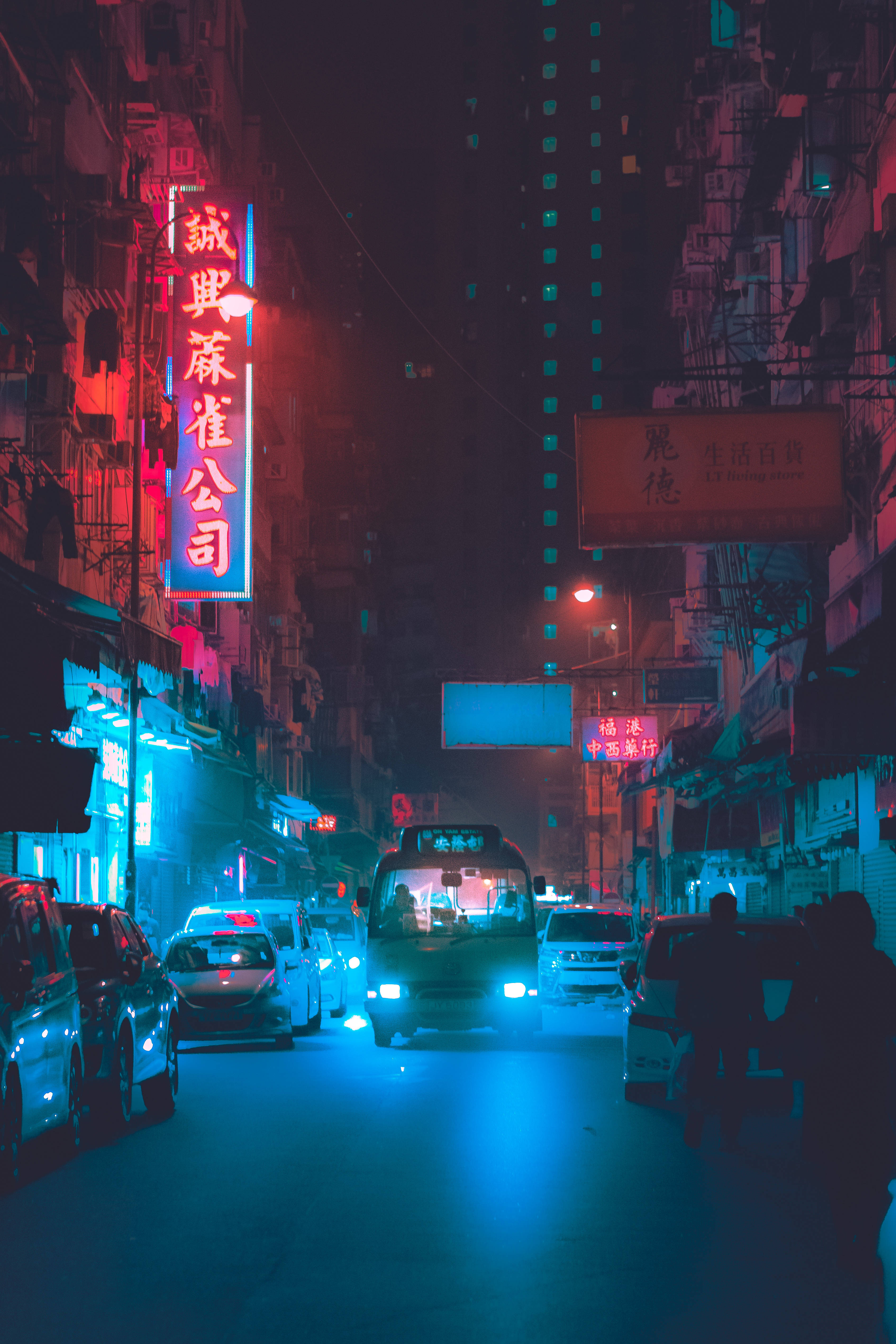 霓虹城市動態圖 桌布 壁紙 — 夜晚霓虹燈照亮嘅城市小巷，發光招牌倒映喺濕漉漉嘅路面，狹窄街道兩旁停滿汽車。