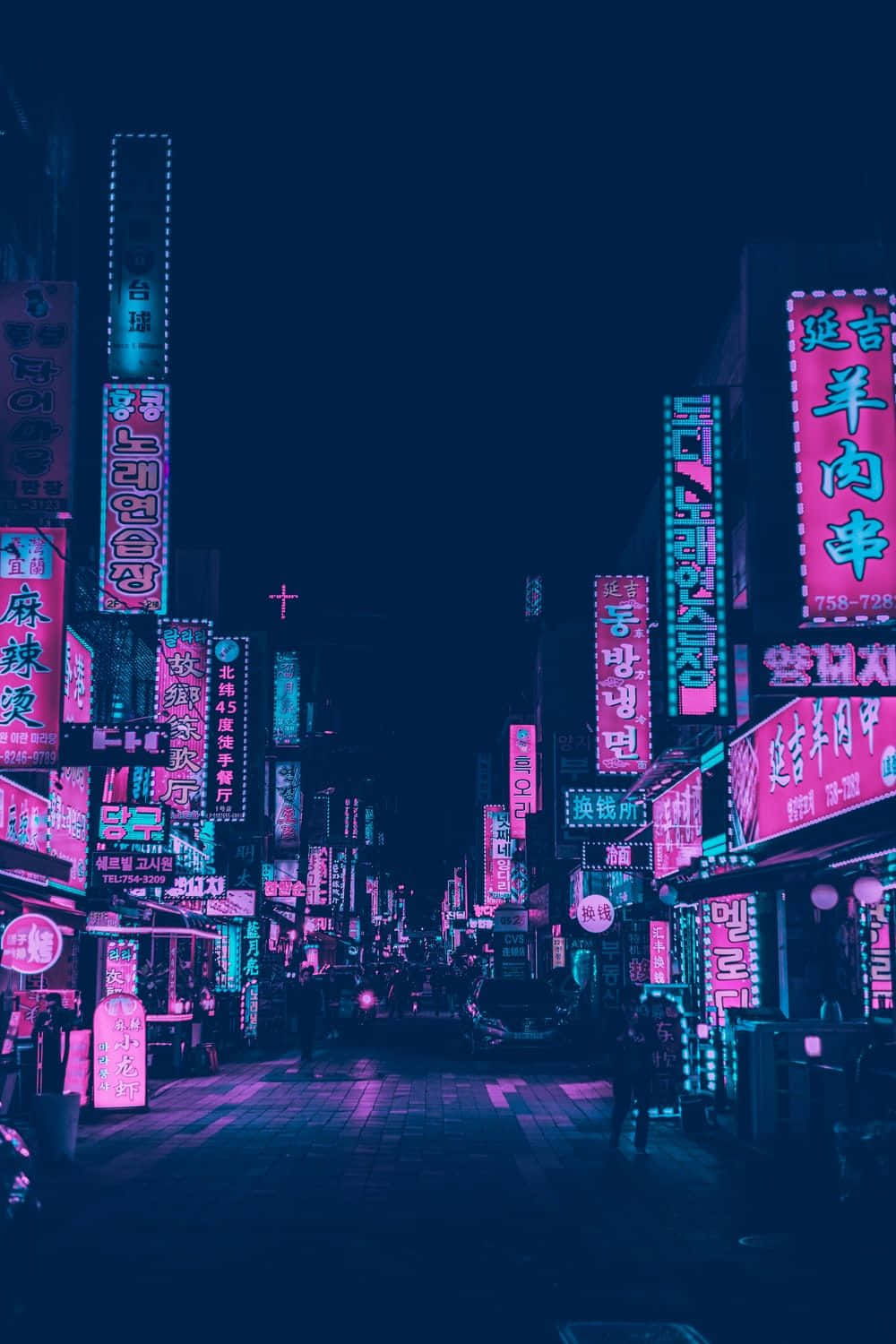 Pink And Blue Aesthetic 桌布 壁紙 — 夜晚霓虹燈照亮嘅城市小巷，粉紅色同藍色嘅招牌喺濕漉漉嘅路面上反射。