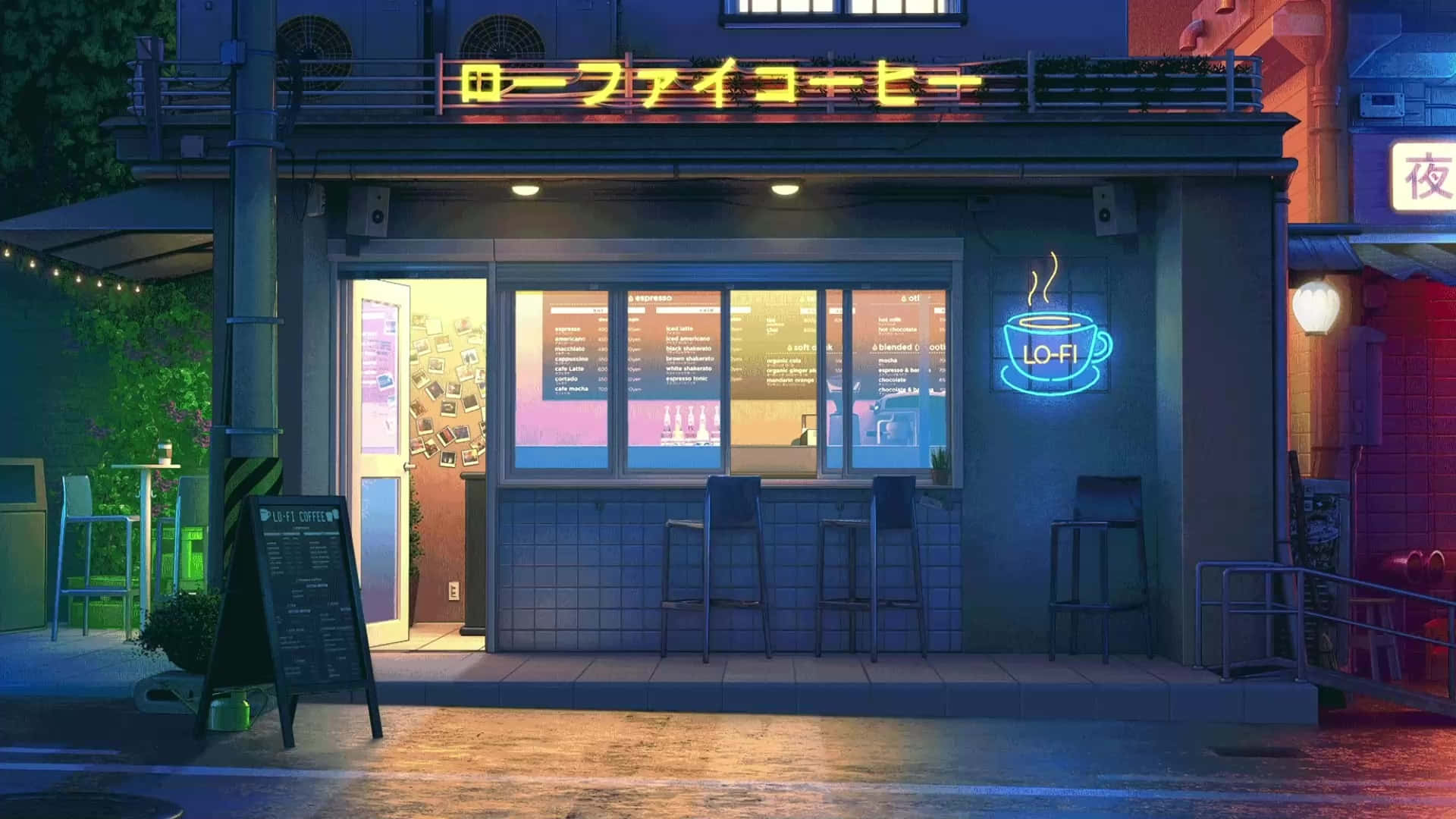 Lofi Anime 桌布 壁紙 — 夜晚霓虹燈照亮的咖啡店，發光的招牌和戶外座位沐浴在藍色和粉紅色的燈光中。