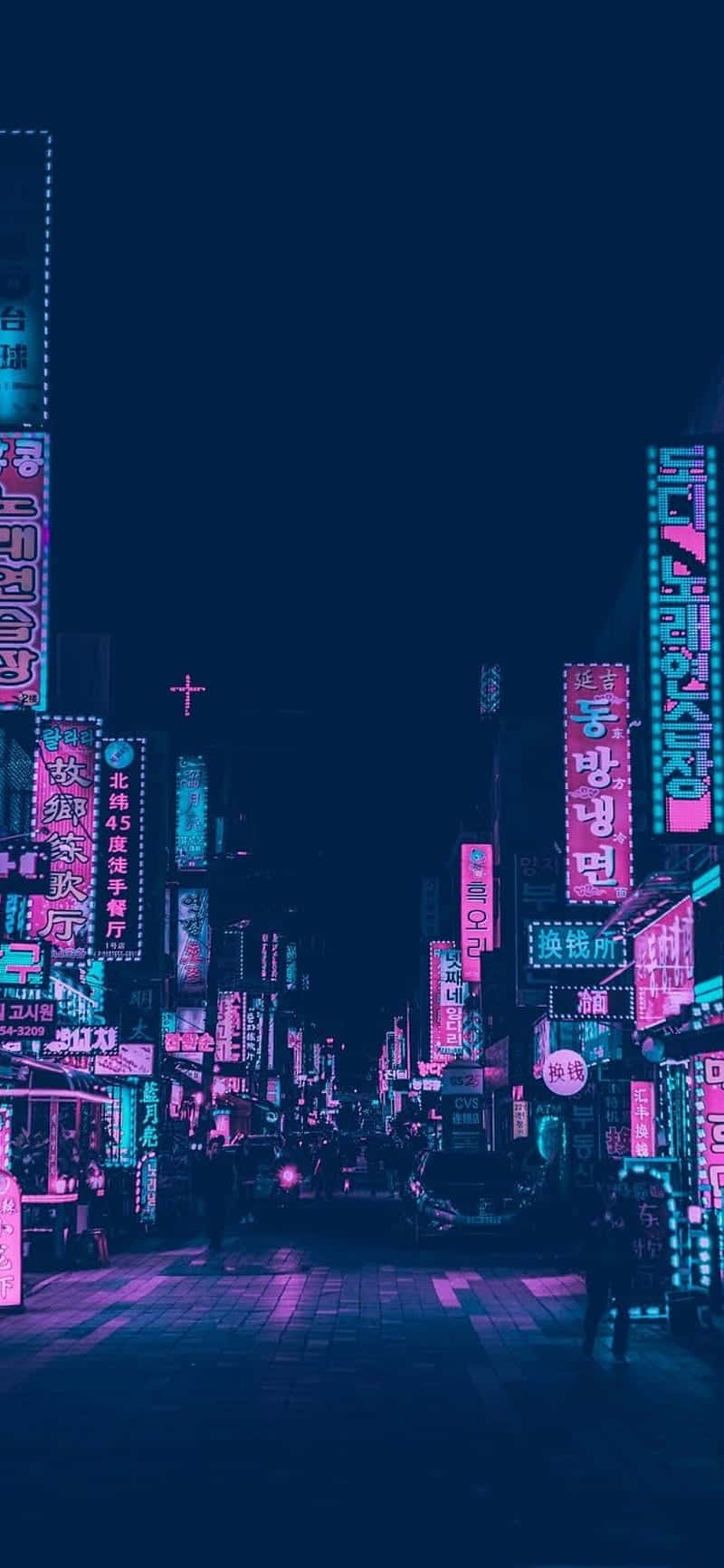 桌布 壁紙 — 夜晚霓虹燈照亮的城市小巷，粉紅色和藍色的招牌在濕漉漉的路面上反射。