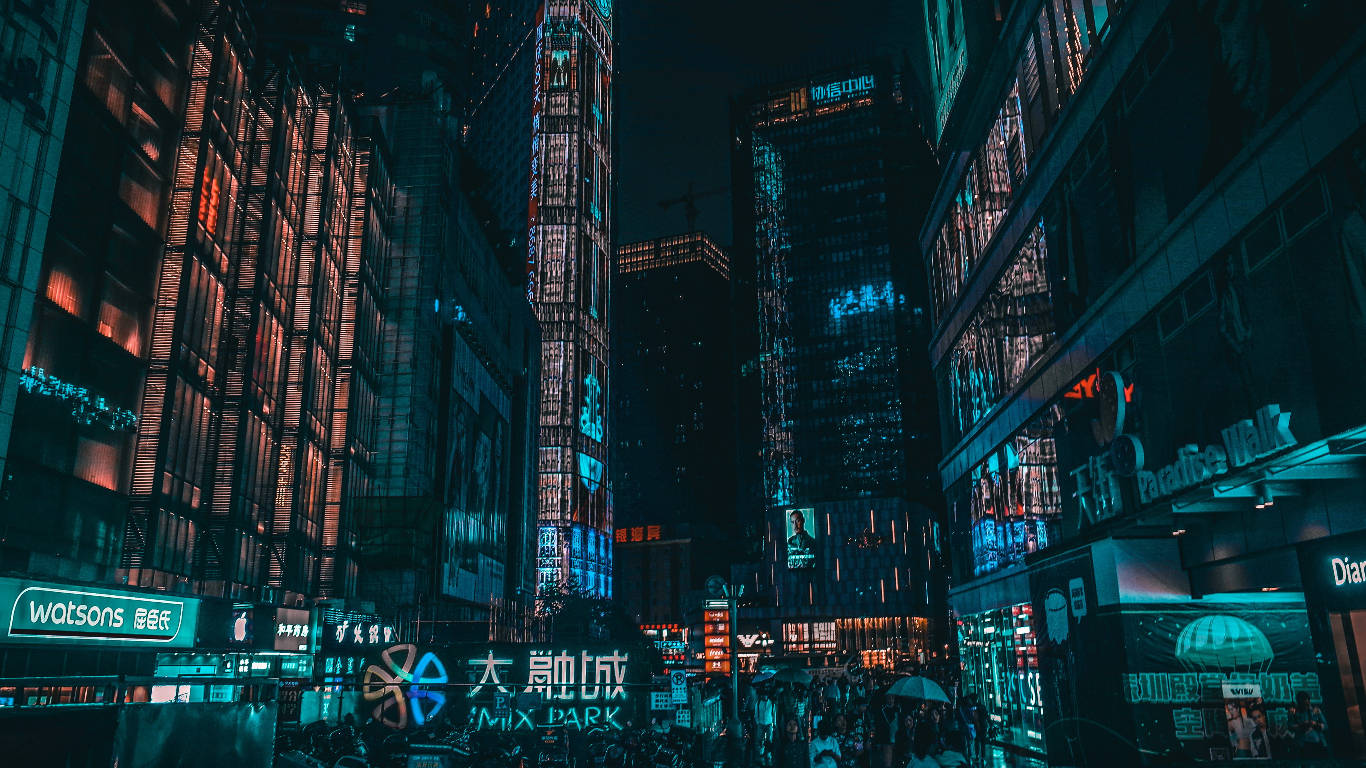 Chongqing 桌布 壁紙 — 夜晚霓虹燈照亮的城市街道，高聳的摩天大樓散發著電光藍和橙色的色調。