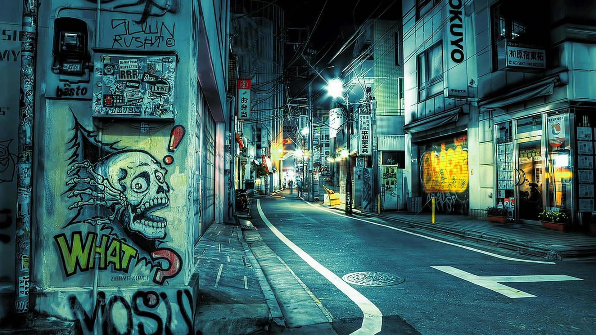 City Street 桌布 壁紙 — 夜晚霓虹燈照亮的東京小巷，在藍色調天空下，有骷髏塗鴉壁畫和發光的商店招牌。