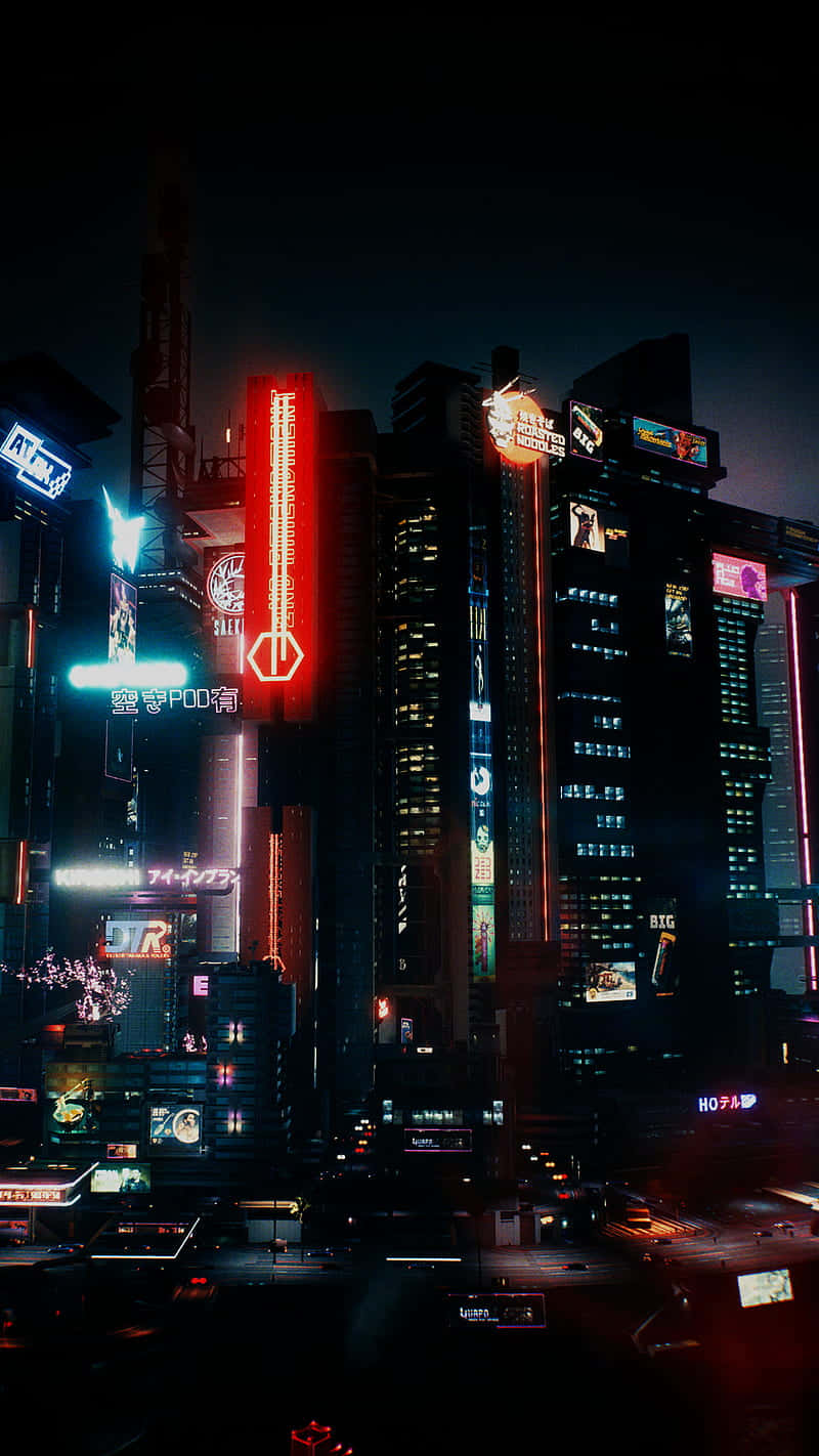 Cyberpunk Night City 桌布 壁紙 — 夜晚霓虹燈照亮的賽博龐克城市景觀，高聳的摩天大樓閃爍著鮮豔的紅色、藍色和紫色燈光。