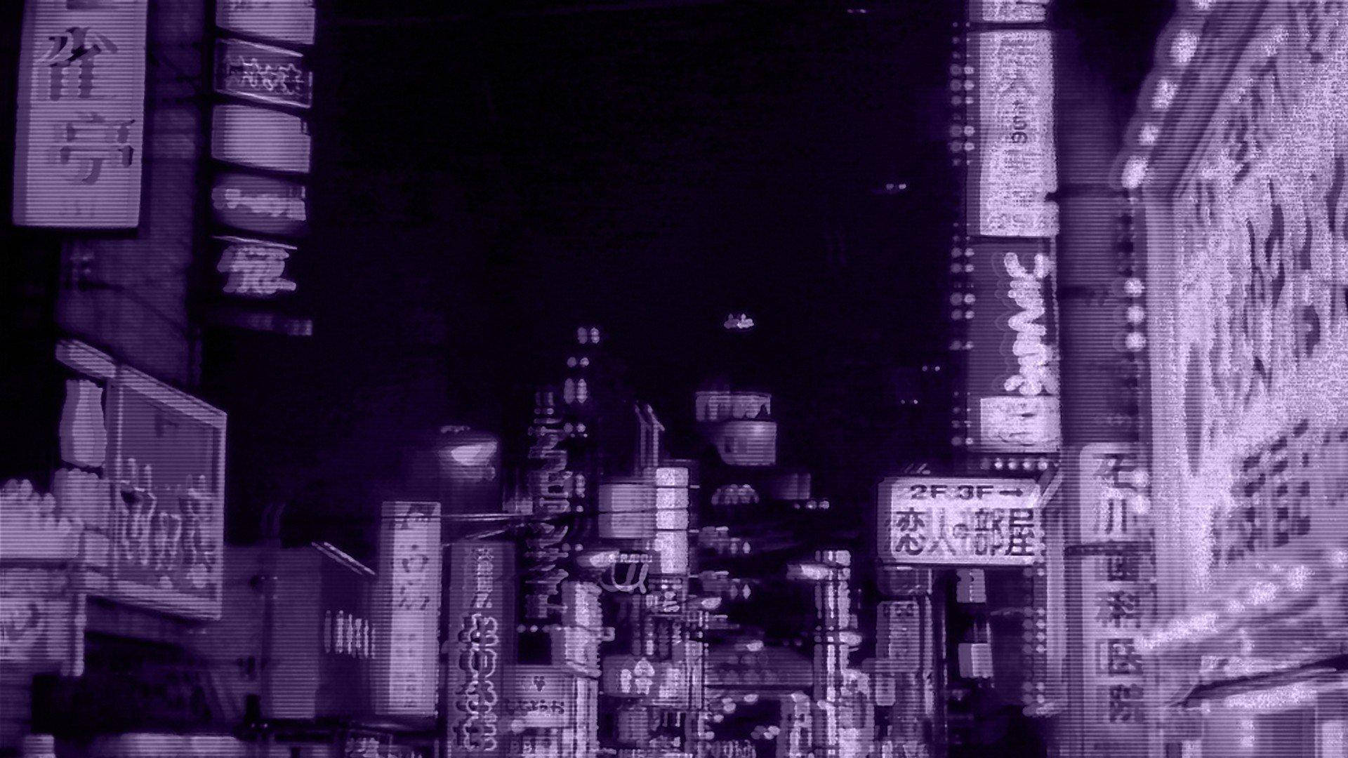 City Lights 桌布 壁紙 — 夜晚霓虹燈照亮的都市小巷，有高聳建築物和發光的日本招牌，呈現單色紫色調。