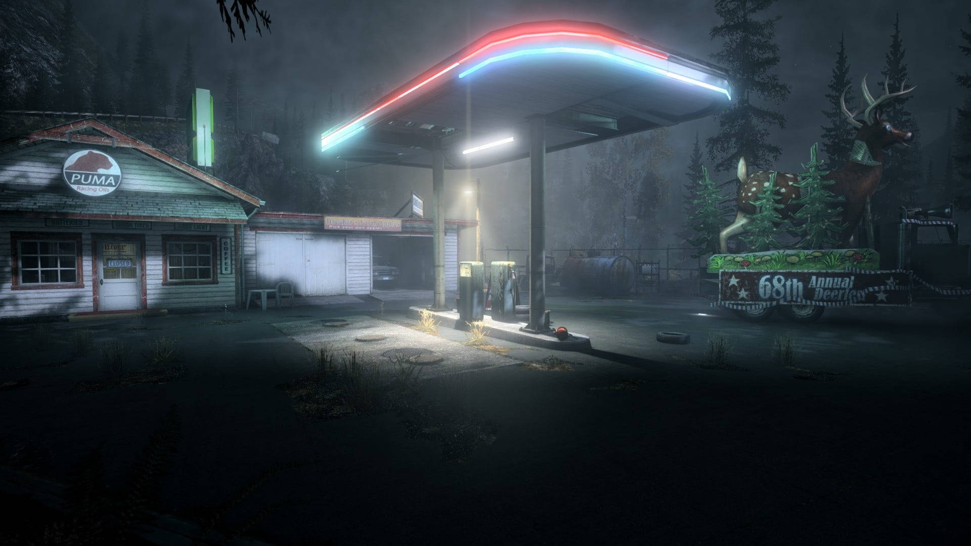 Gas Station 桌布 壁紙 — 夜晚霧氣森林中，一間霓虹燈照亮的加油站，有Puma品牌的建築物和一個浮台上的鹿雕像。