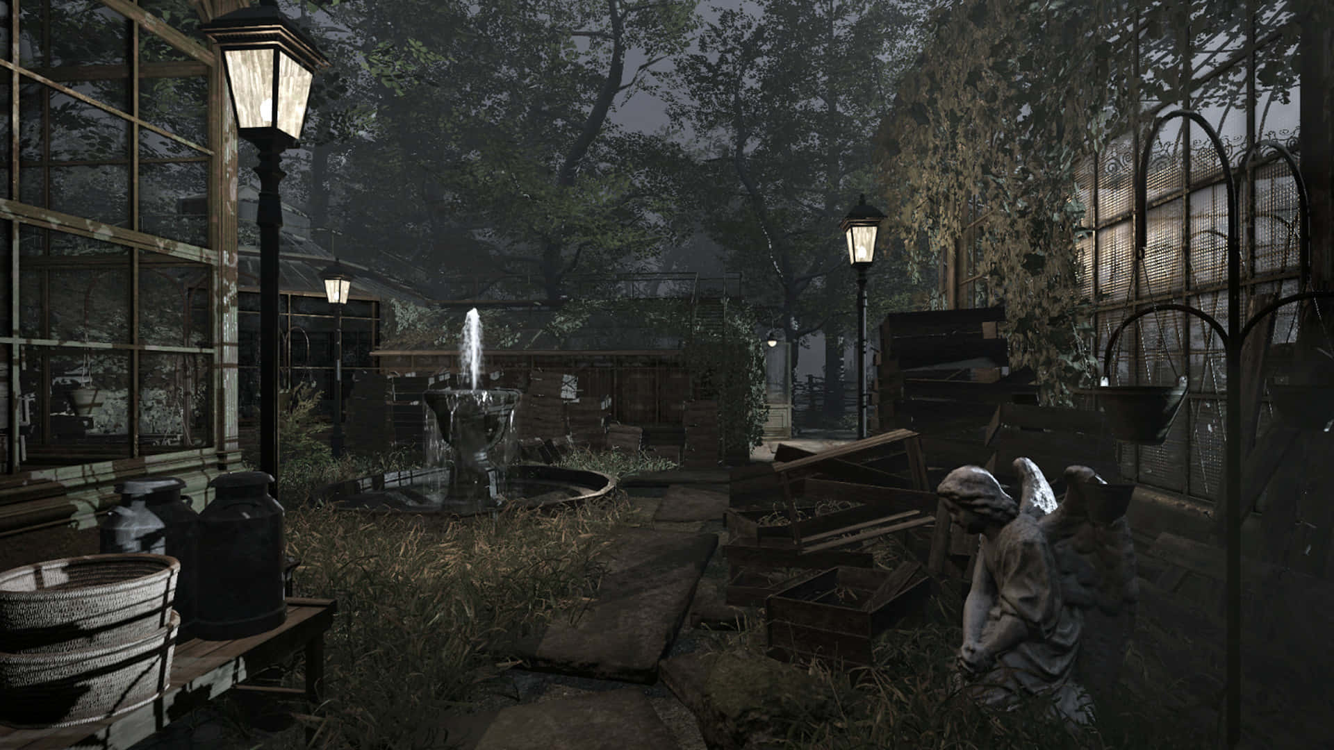 Witching Hour 桌布 壁紙 — 夜晚霧氣瀰漫、雜草叢生的花園，有破燈籠、破噴泉和一座 crumbling 天使雕像，周圍環繞著腐朽的木箱和常春藤。