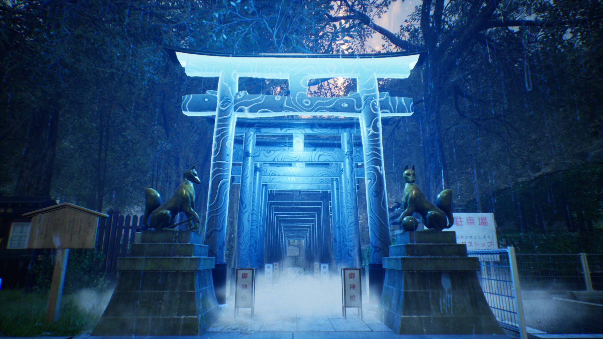Ghostwire Tokyo 桌布 壁紙 — 夜晚霧氣瀰漫的森林中，兩旁有狐狸雕像的藍色發光鳥居隧道。