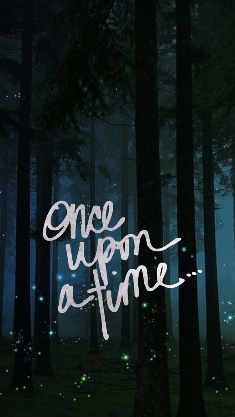Once Upon A Time 桌布 壁紙 — 夜晚霧氣籠罩的森林，螢火蟲閃爍，手寫文字寫著 once upon a time。
