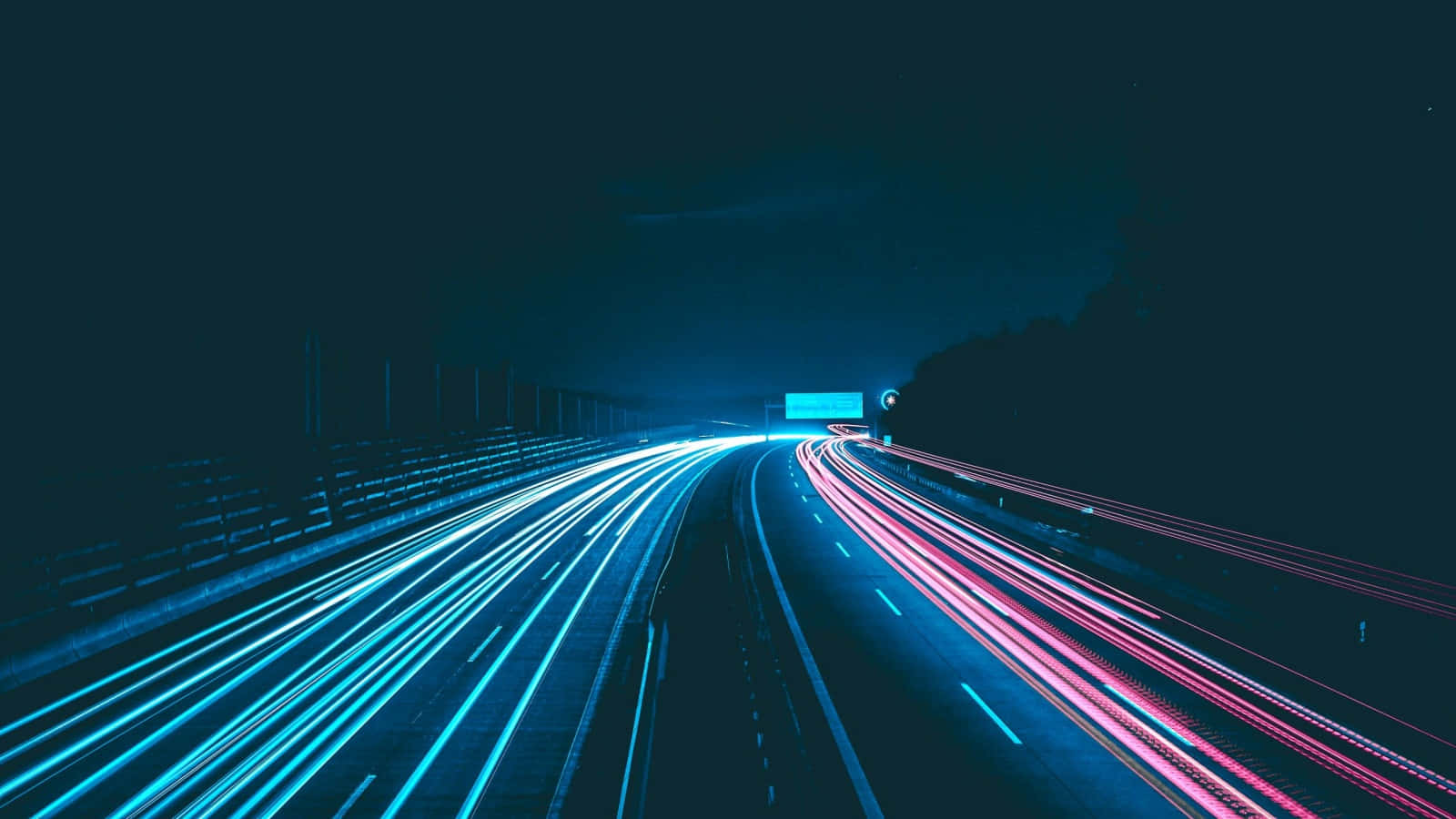 Highways 桌布 壁紙 — 夜晚高速公路的長時間曝光照片，帶有移動車輛產生的藍色和粉紅色光條。
