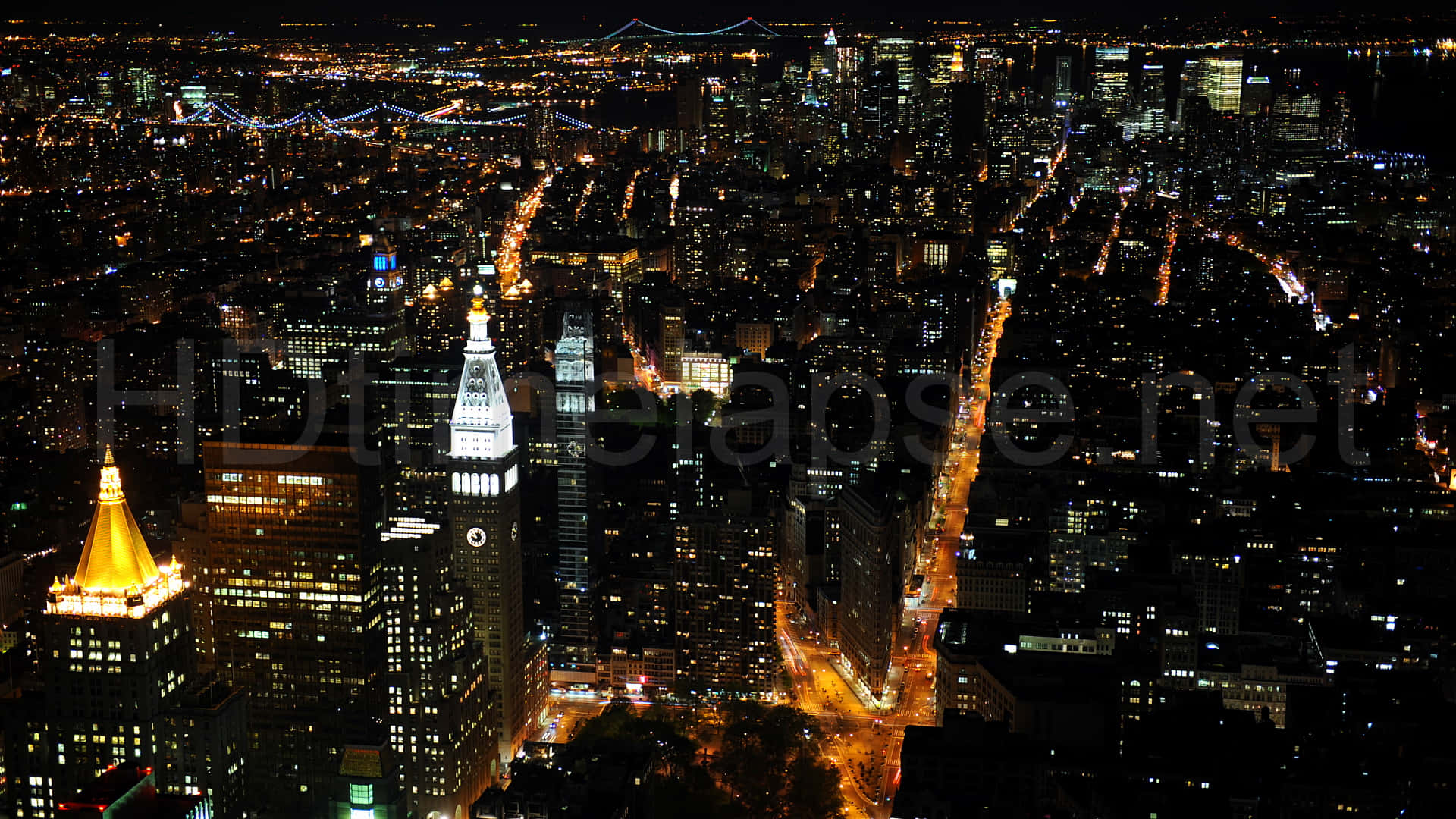 New York City 4K Ultra HD 桌布 壁紙 — 夜晚鳥瞰廣闊的城市景觀，摩天大樓閃爍，街道在黑暗天空下燈火通明。