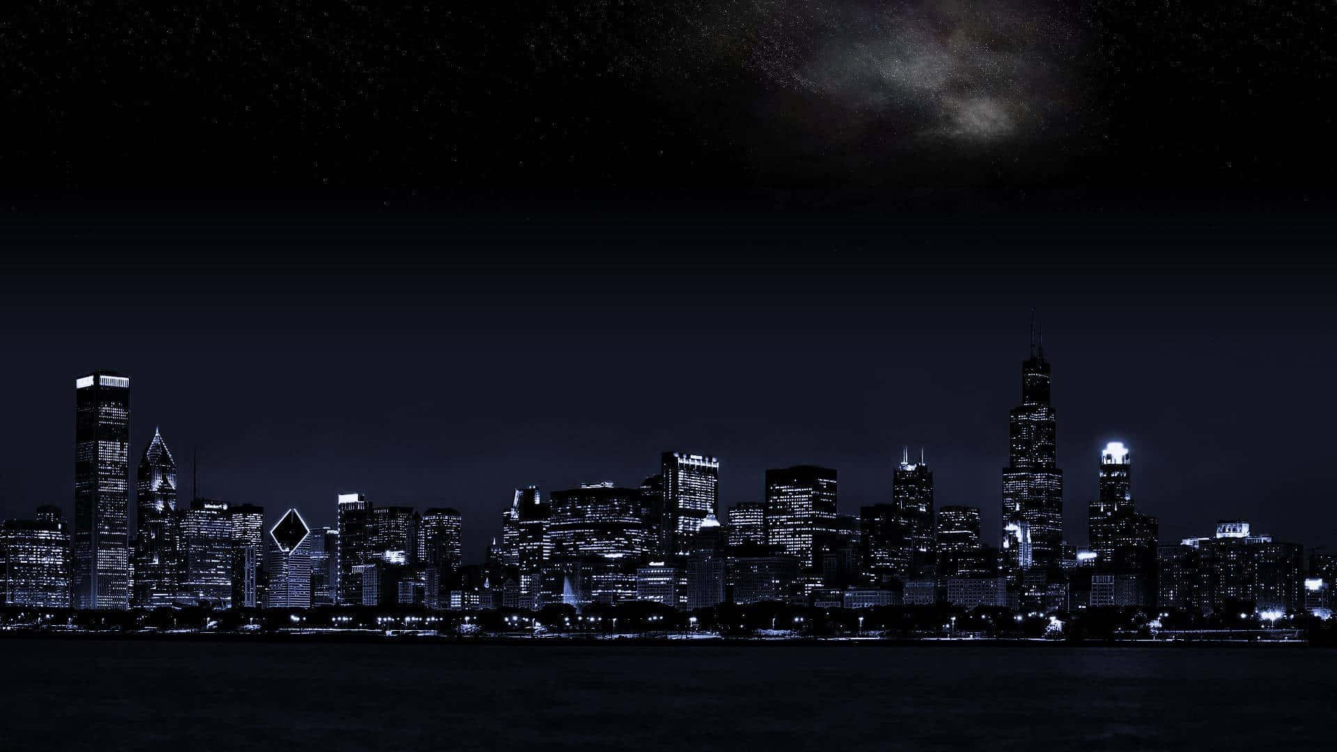 夜景城市 桌布 壁紙 — 夜晚黑暗的城市天際線，閃爍的窗戶和星空，上方有銀河。