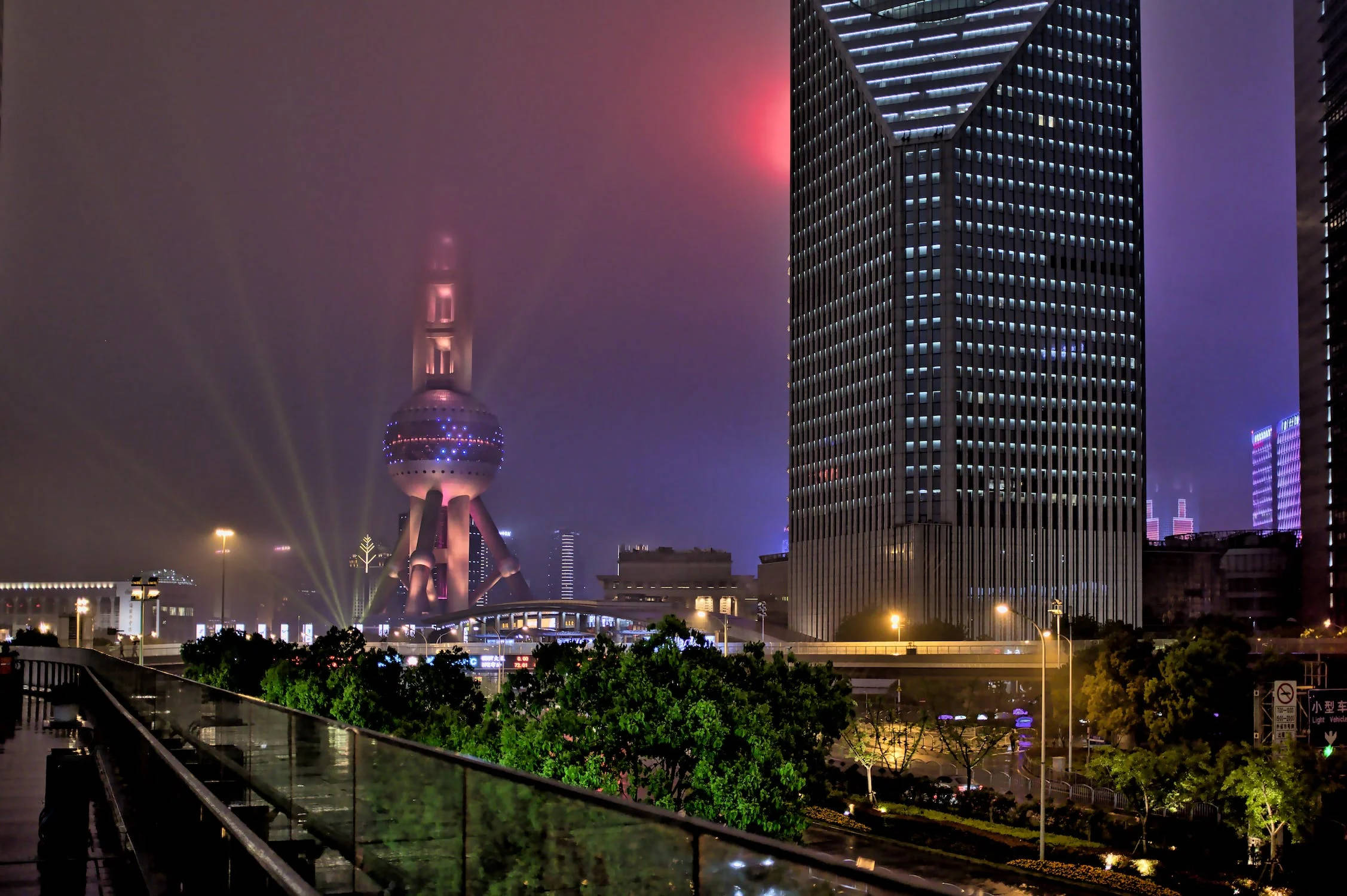 夜空 桌布 壁紙 — 夜景城市景觀，上海中心大廈和東方明珠塔在紫色和粉紅色的天空下閃耀，帶有霧氣。