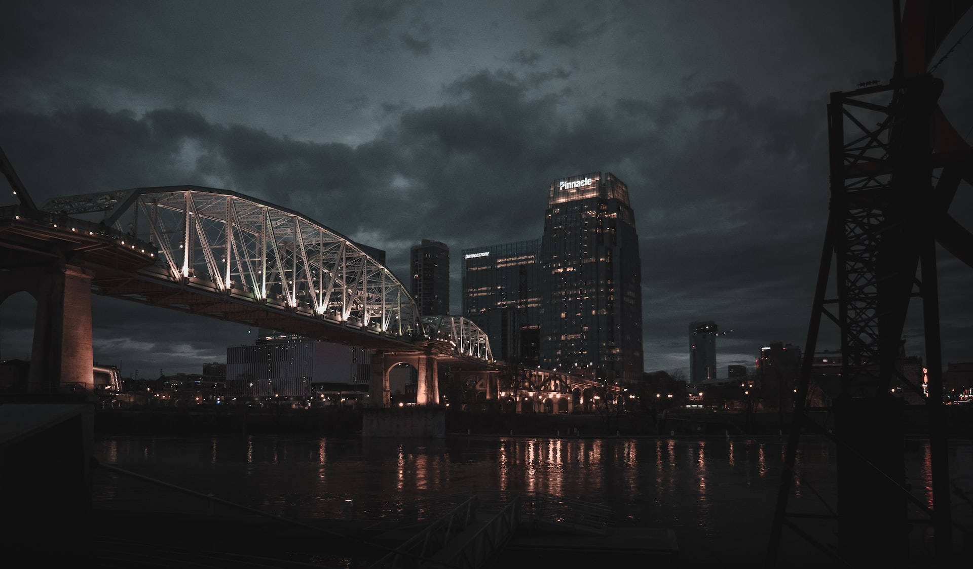 夜景河畔行人橋，城市燈光倒映水中 — 夜景城市 壁紙