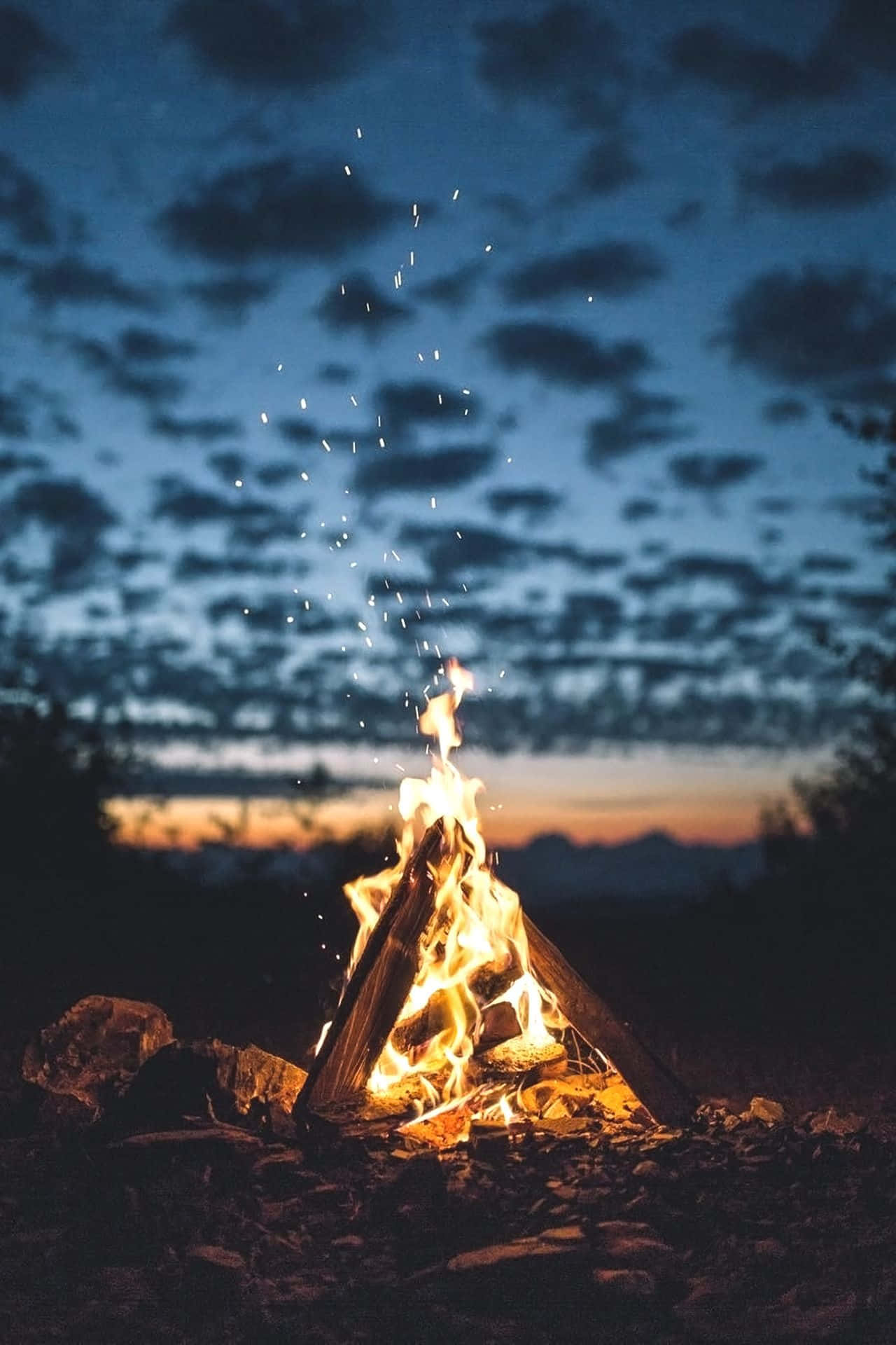 夜空中點燃的營火 壁紙