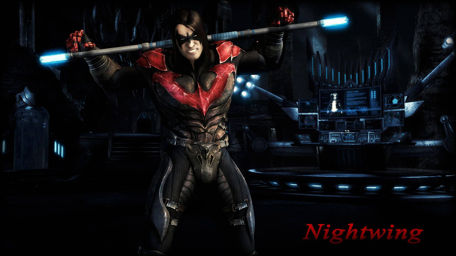Nightwing 桌布 壁紙 — 夜翼站在一個充滿科技感的黑暗巢穴中，緊握著一根發光的藍色法杖，表情兇猛而堅定。