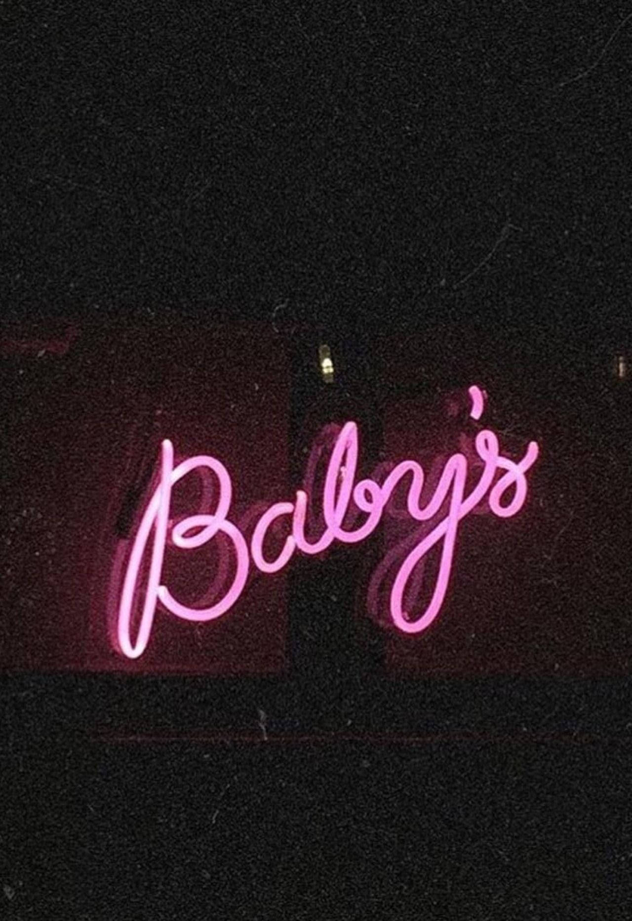 Pink Neon Aesthetic 桌布 壁紙 — 夜間，一個發光的粉紅色霓虹燈牌，上面寫著「Baby's」，在深色紋理牆壁上閃耀。