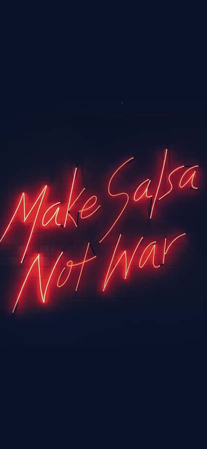 Neon Lights Aesthetic 桌布 壁紙 — 夜間，一個鮮紅色的霓虹燈牌在深色磚牆上寫著「Make Salsa Not War」。