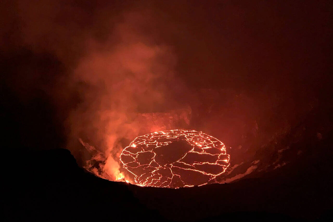 Volcano 桌布 壁紙 — 夜間，火山口內一個發光的熔岩湖脈動著，將詭異的紅光投射在翻滾的煙霧上。