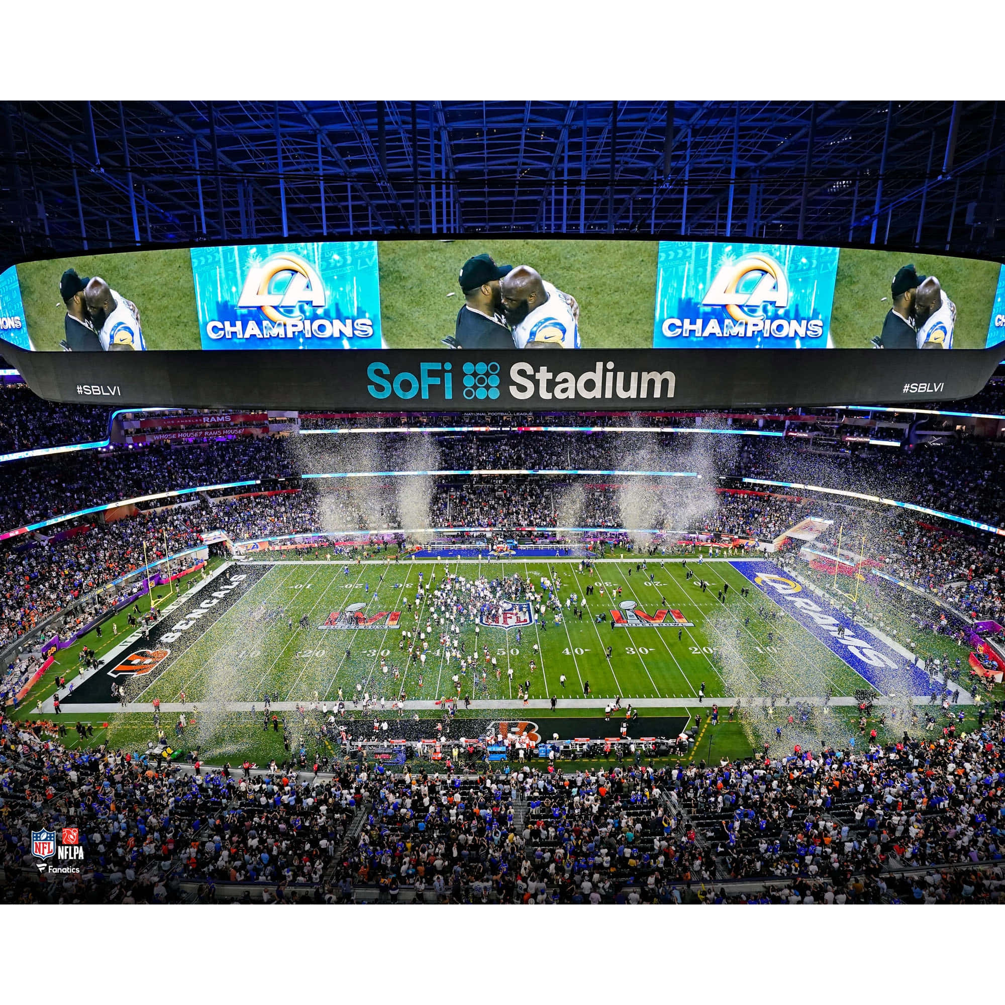 Sofi Stadium 桌布 壁紙 — 夜間SoFi體育場的鳥瞰圖，慶祝的足球運動員在巨大的「CHAMPIONS」螢幕下被灑滿五彩紙屑。