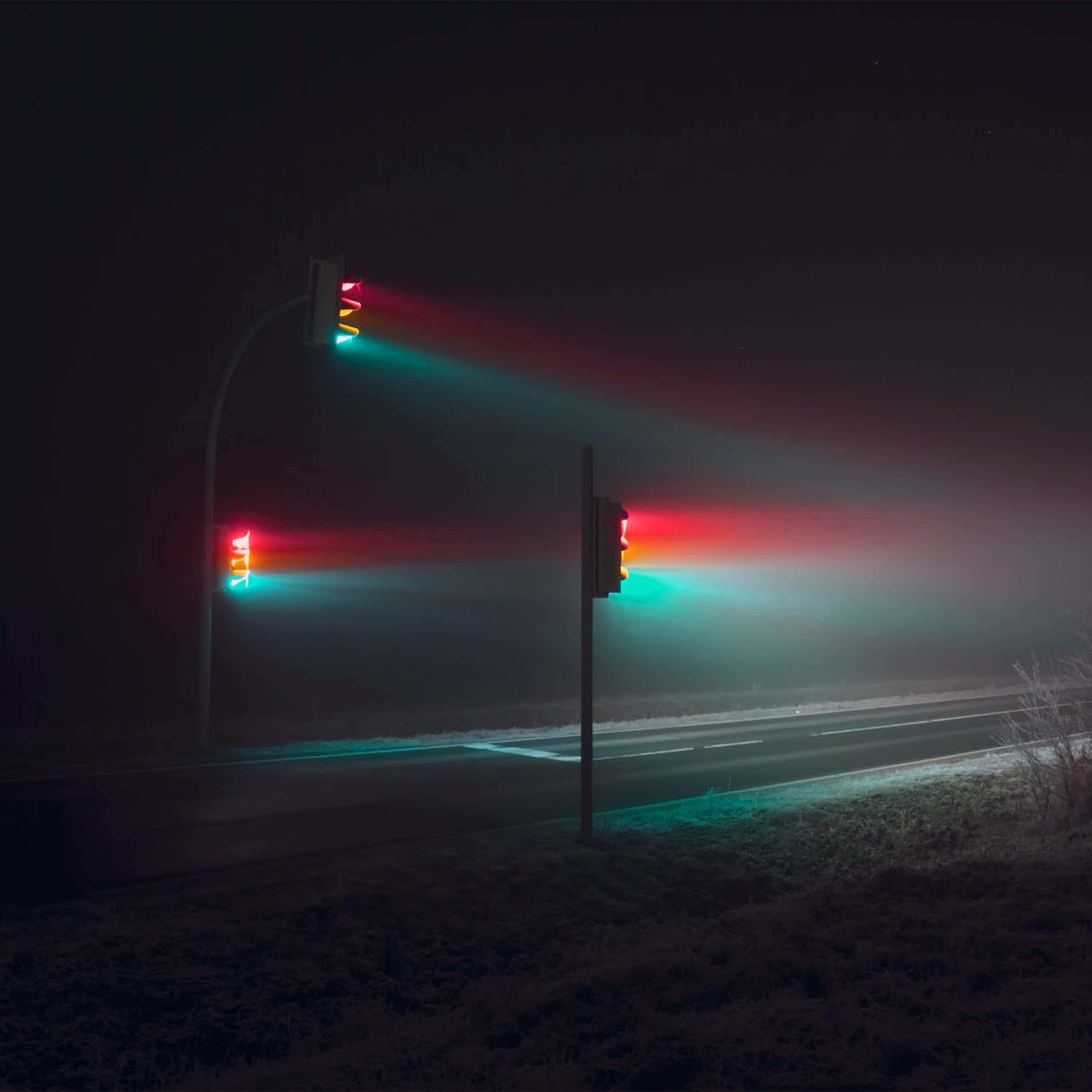 Street Light 桌布 壁紙 — 夜間交通燈在濃霧中於寧靜的道路上發出紅綠光芒。