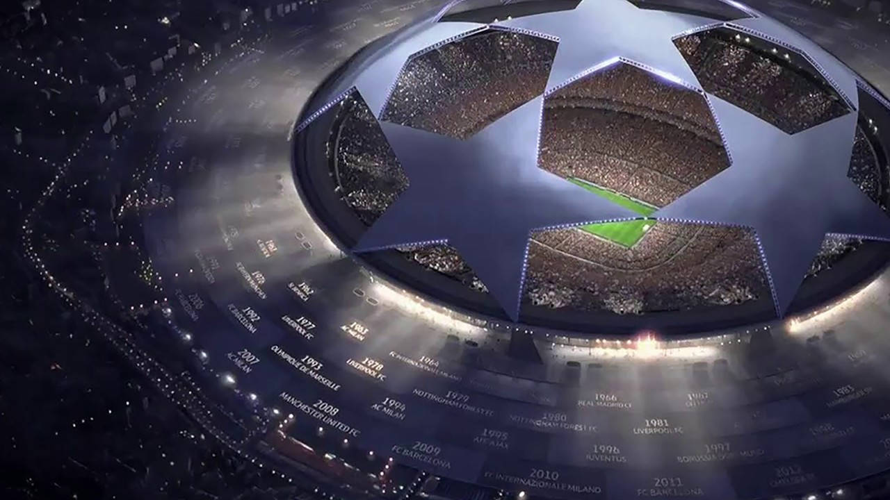 Uefa 桌布 壁紙 — 夜間俯瞰一個發光的歐冠獎盃懸浮在擠滿人的球場上空，並有亮起的歷史時間線。