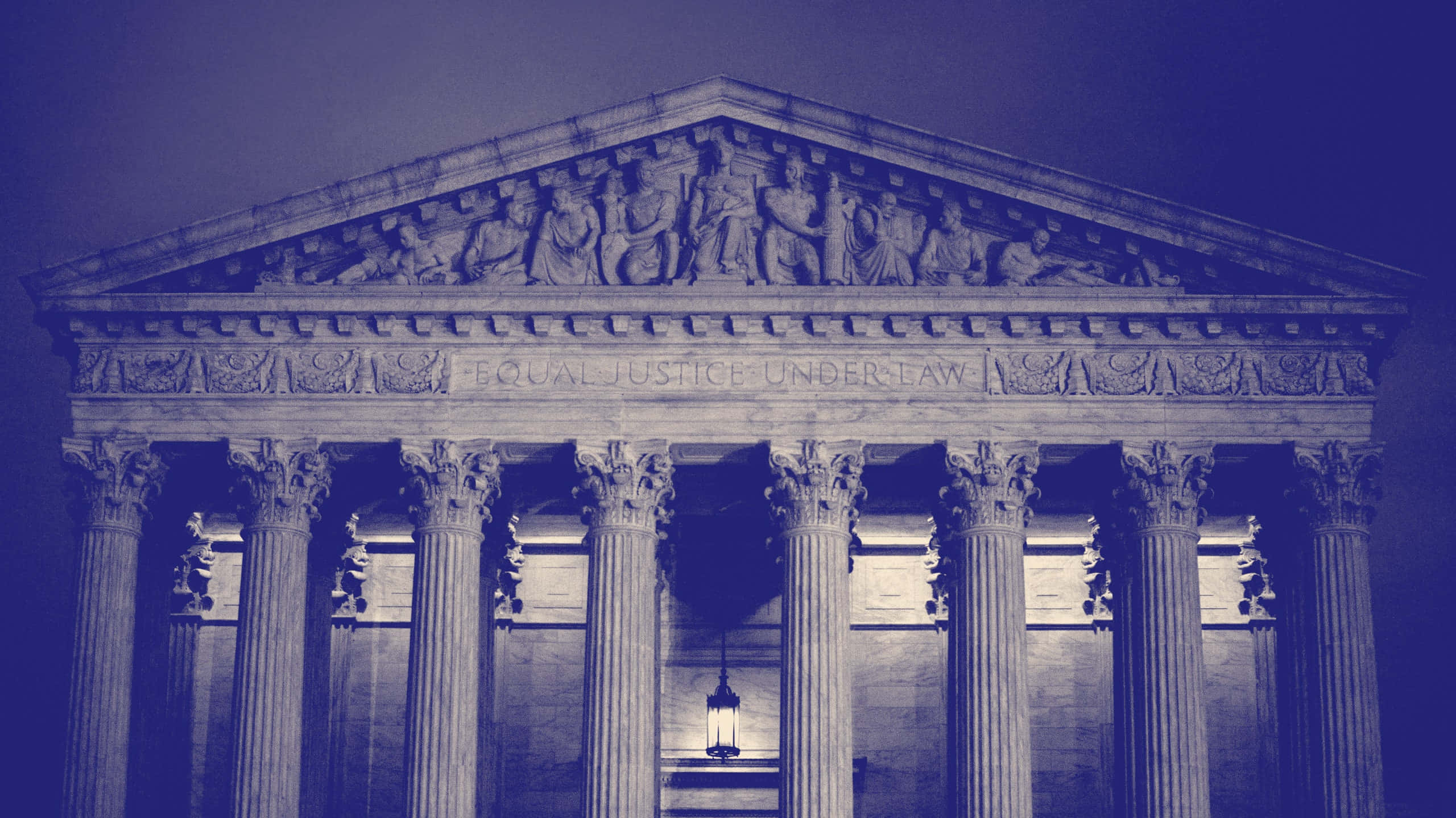 Monochrome 桌布 壁紙 — 夜間宏偉的法院外牆，帶有燈光照射的柱子和「equal justice under law」的銘文。