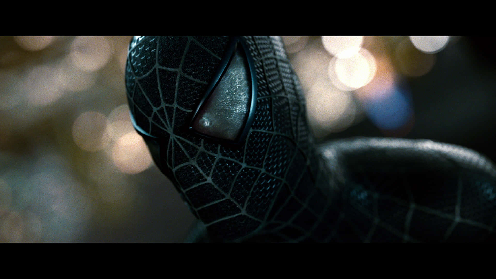 Spider Man 3 桌布 壁紙 — 夜間模糊城市燈光背景下，黑色蜘蛛人面具特寫，眼睛發光。