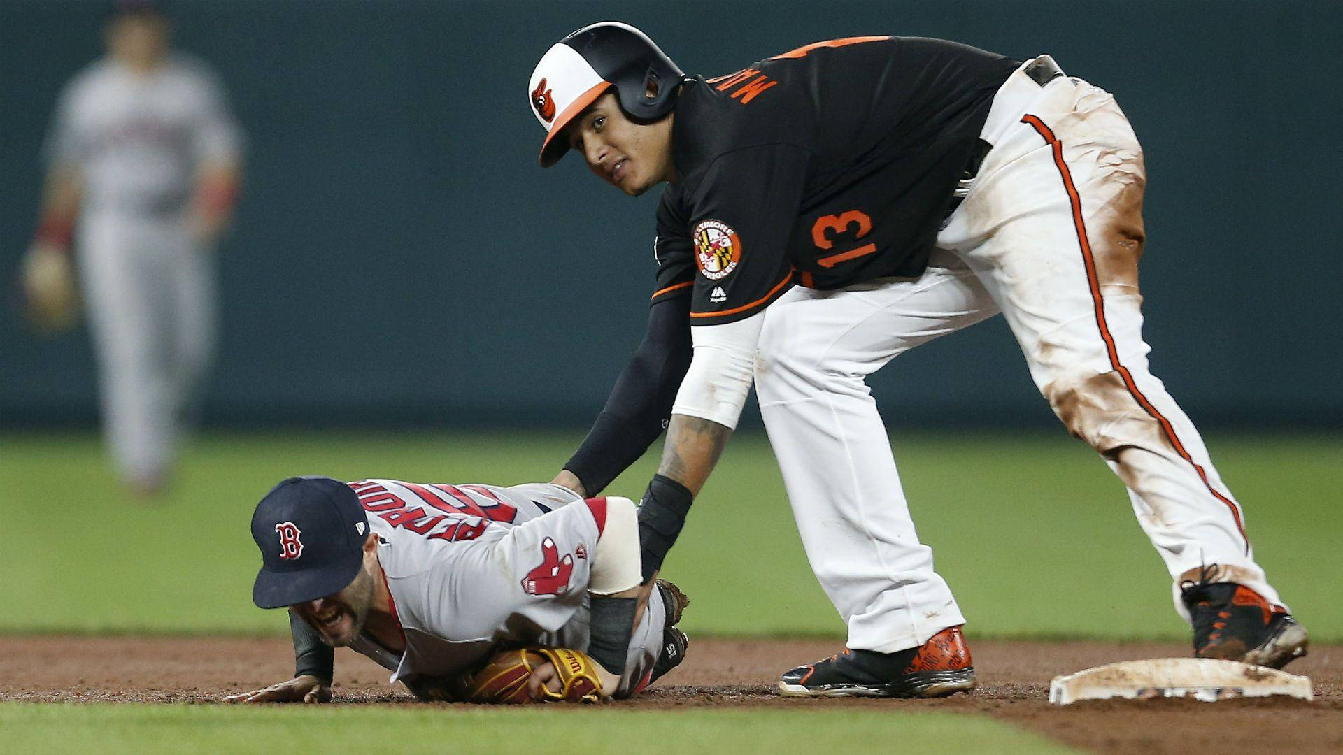 Machado 桌布 壁紙 — 夜間比賽中，身穿黑色球衣的棒球手在壘包上俯身壓住身穿白色球衣的滑壘跑者。