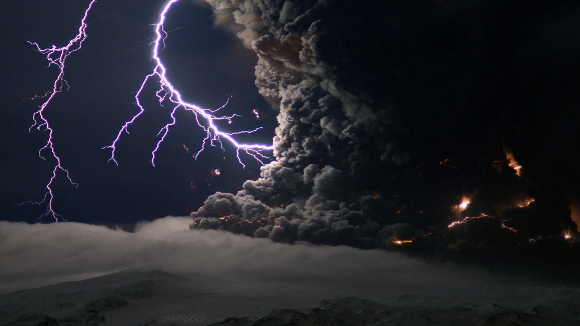 電力 桌布 壁紙 — 夜間火山爆發，巨大火山灰柱和熾熱熔岩流周圍有鮮紫色閃電劃過。