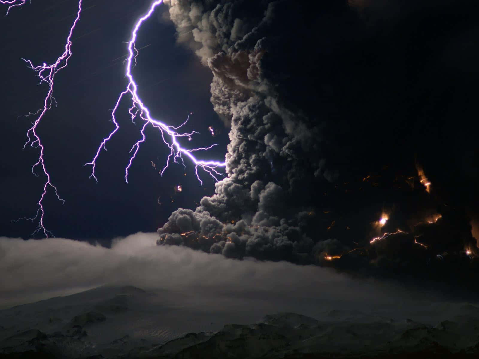 Thunderstorm 桌布 壁紙 — 夜間火山爆發，明亮的紫色閃電劃過高聳的火山灰柱旁。