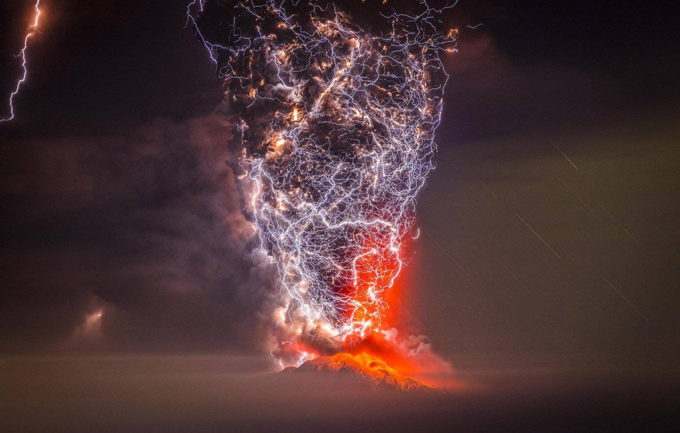 Storm 桌布 壁紙 — 夜間火山爆發，明亮的閃電照亮了黑暗天空中的熾熱火山灰雲。