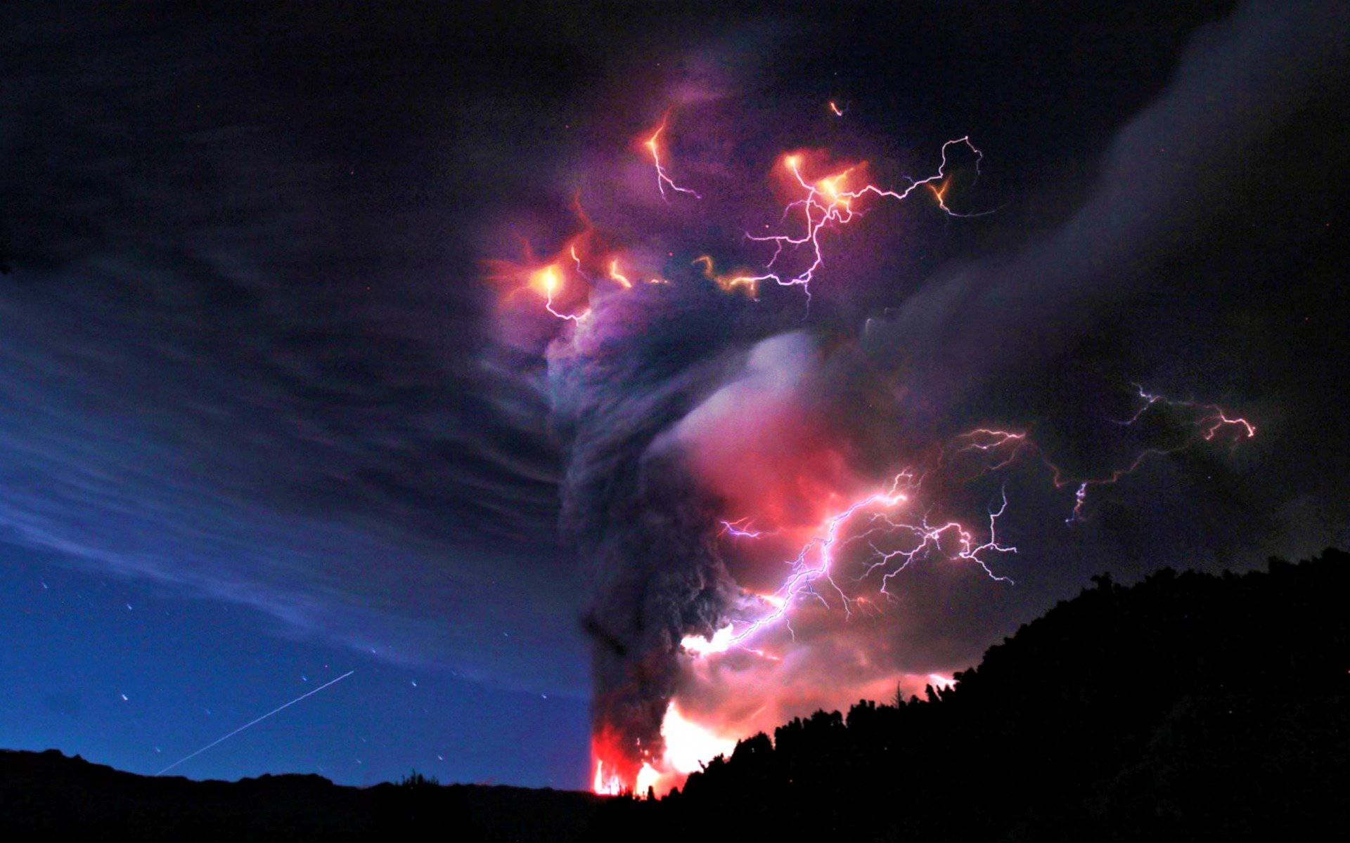 Hurricane 桌布 壁紙 — 夜間火山爆發，熾熱的熔岩和生動的閃電照亮了烏雲和輪廓分明的山丘。