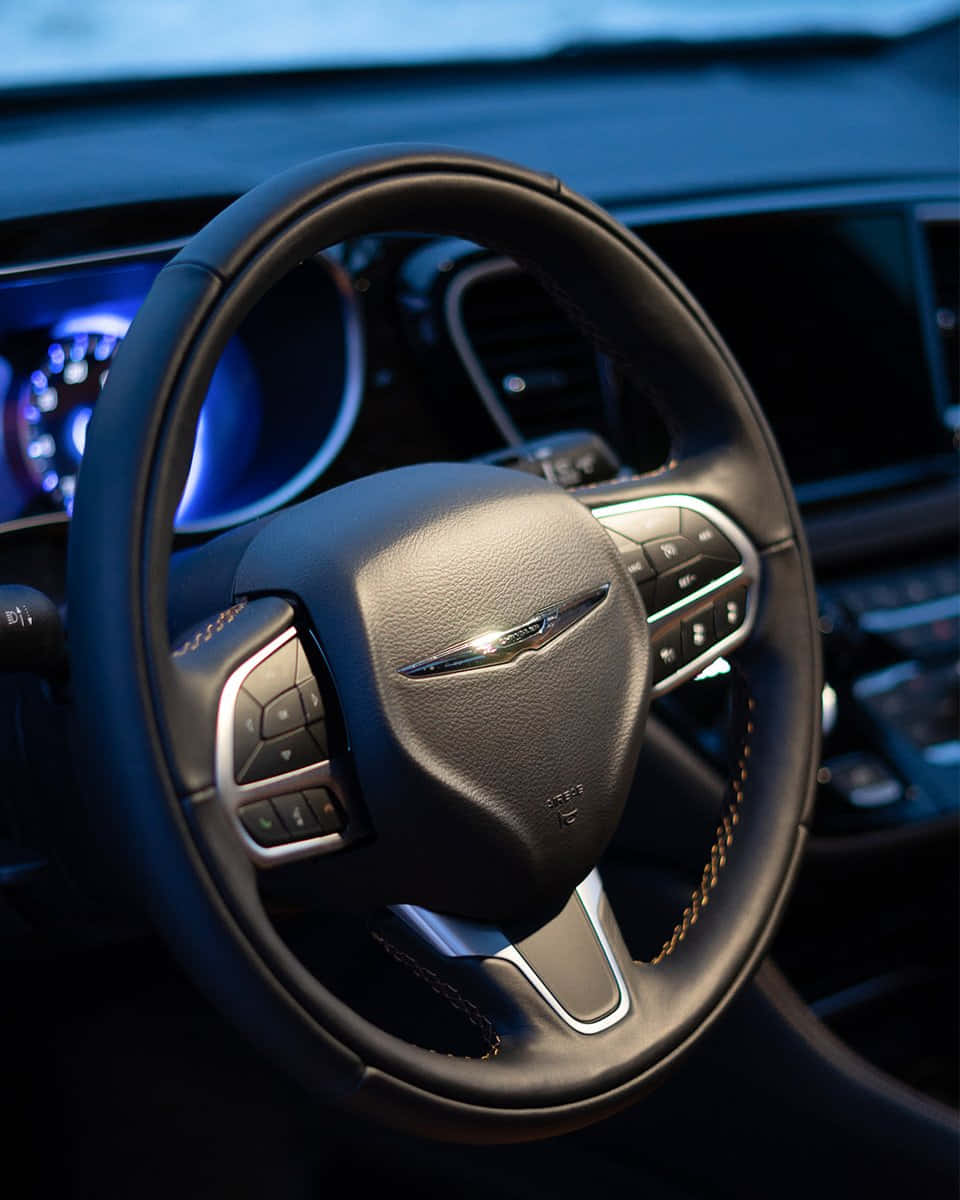 Chrysler 桌布 壁紙 — 夜間豪華車黑色皮革方向盤與發光藍色儀表板燈的特寫。