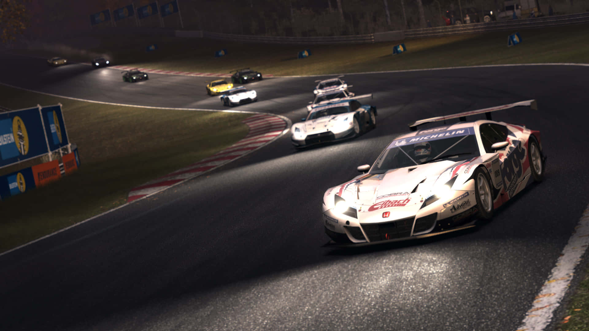 Grid Autosport 桌布 壁紙 — 夜間賽車場景，多輛汽車在明亮的車頭燈下在潮濕的瀝青賽道上疾馳。